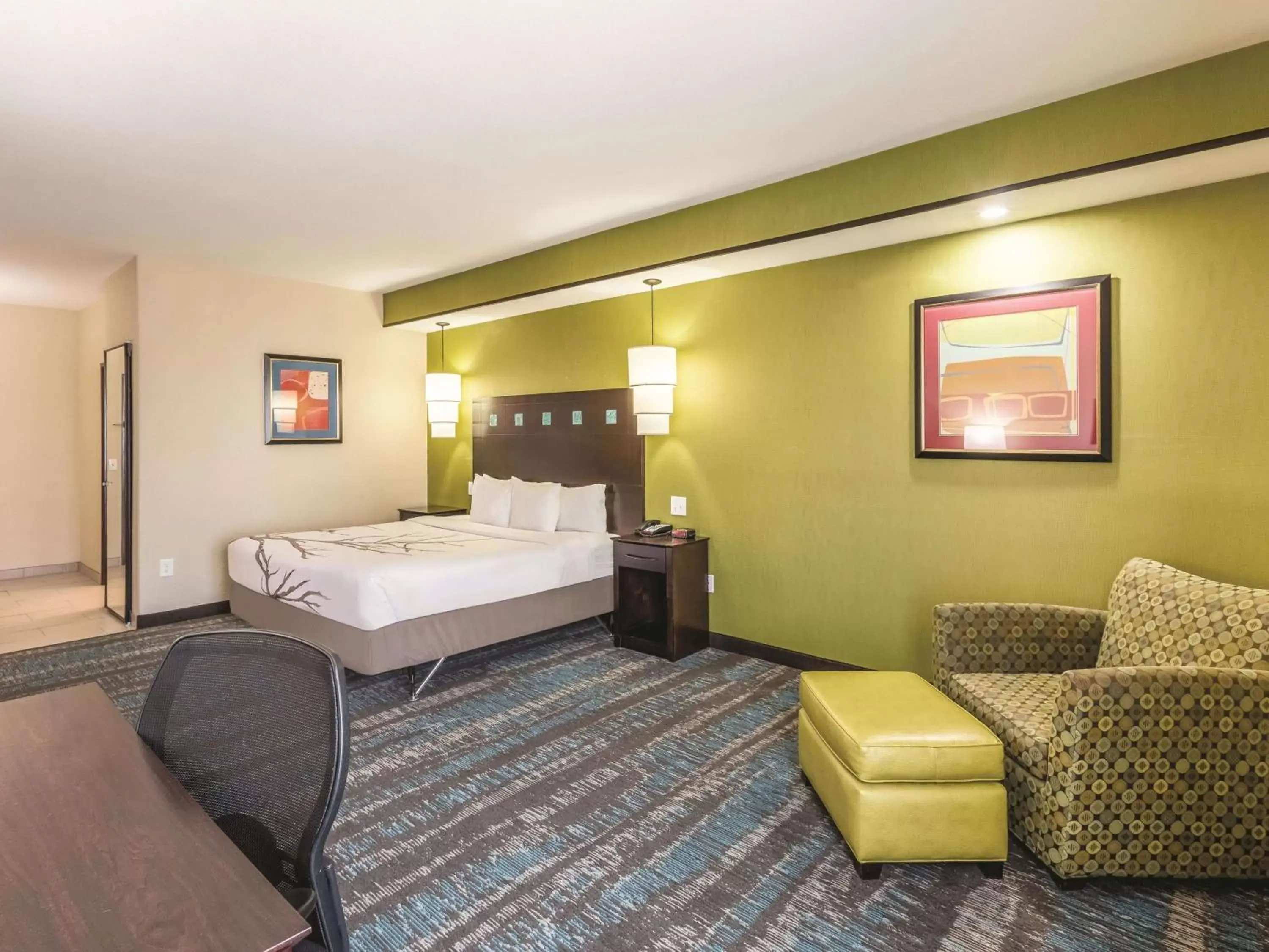 Photo of the whole room, Bed in La Quinta by Wyndham Dallas Grand Prairie South