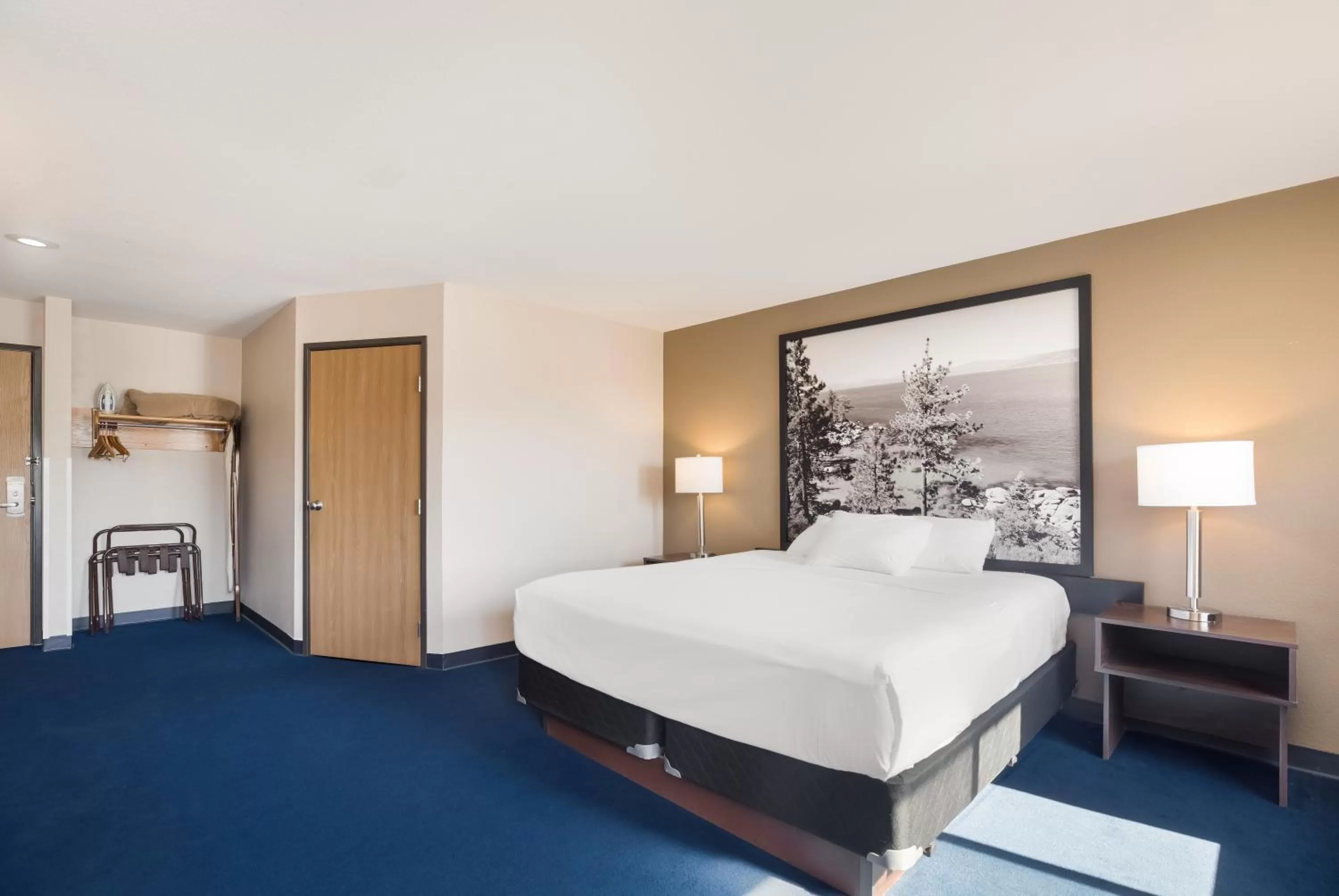 Bed in Americas Best Value Inn Sparks