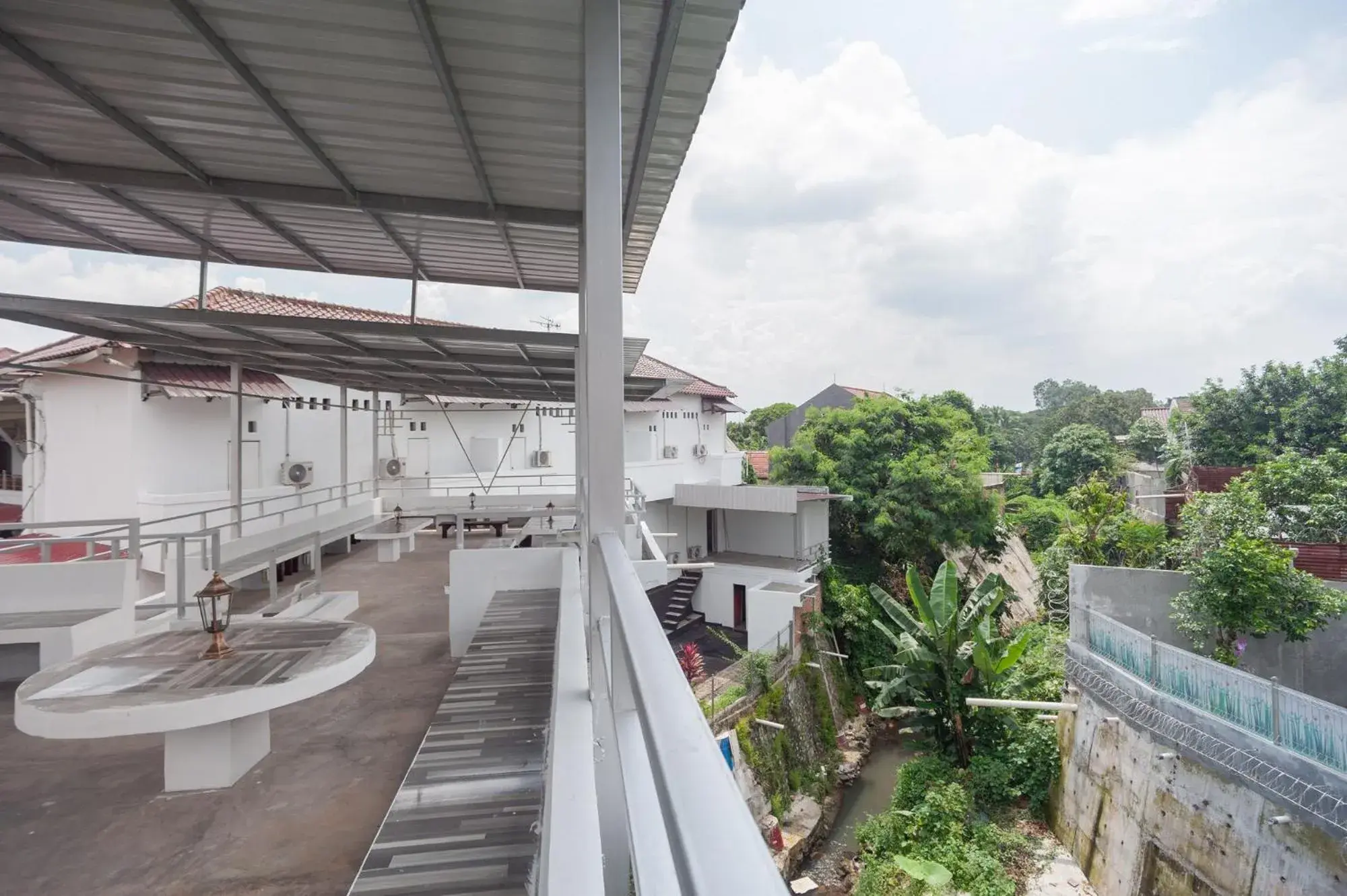 Property building, Balcony/Terrace in RedDoorz Syariah near Taman Air Mancur Bogor