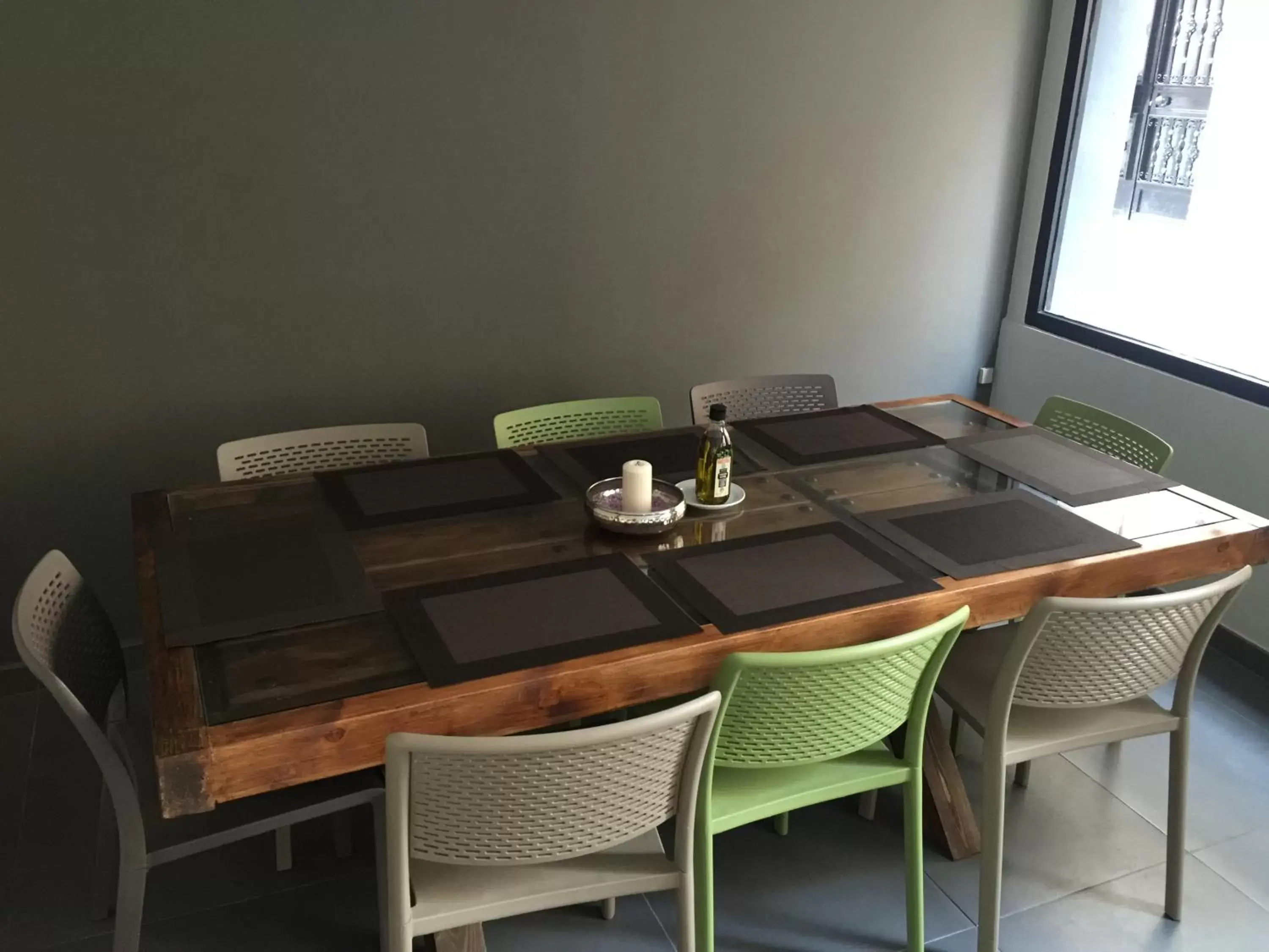Restaurant/places to eat, Dining Area in La Perla