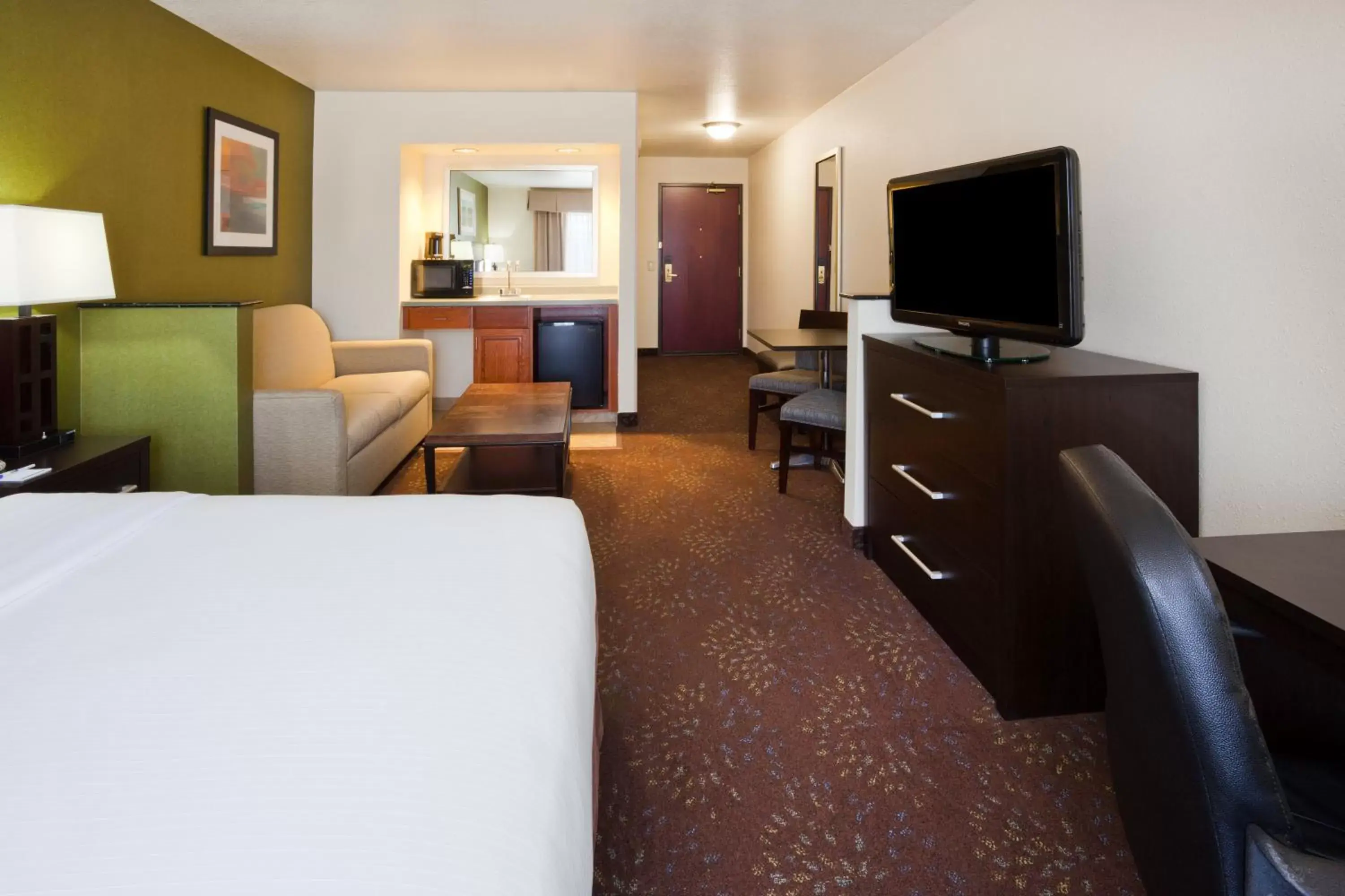 Photo of the whole room, TV/Entertainment Center in Holiday Inn Express & Suites Aberdeen, an IHG Hotel