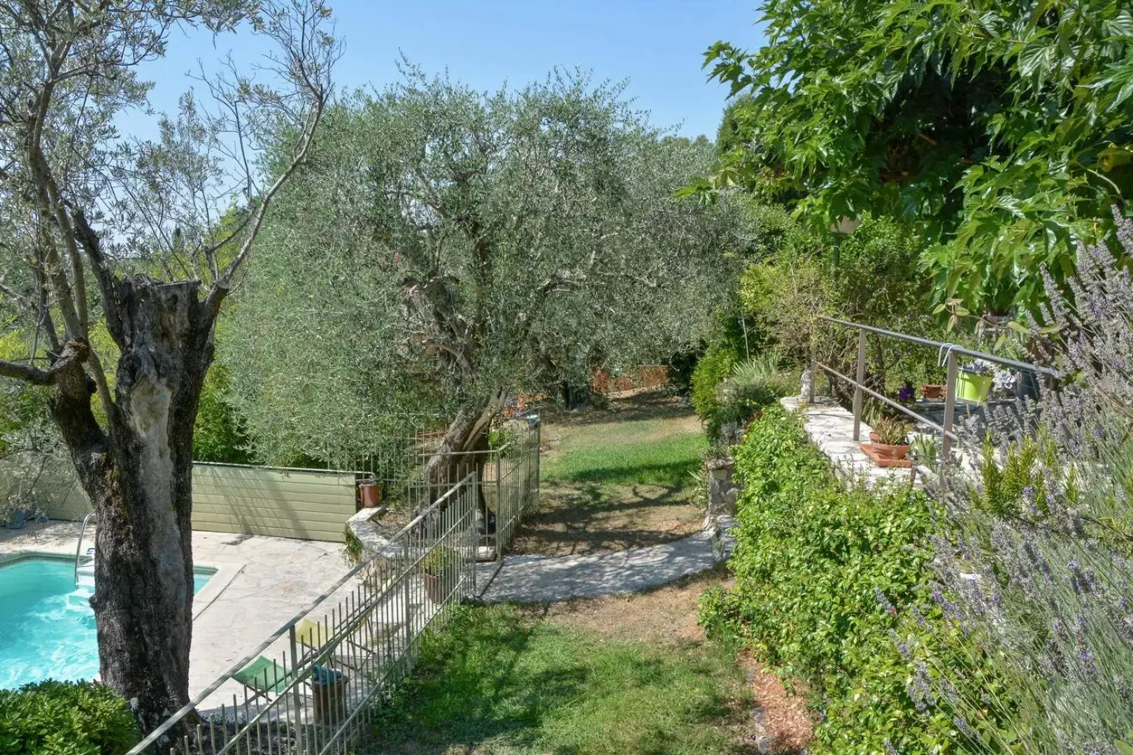 Garden view in Le Clos des Oliviers