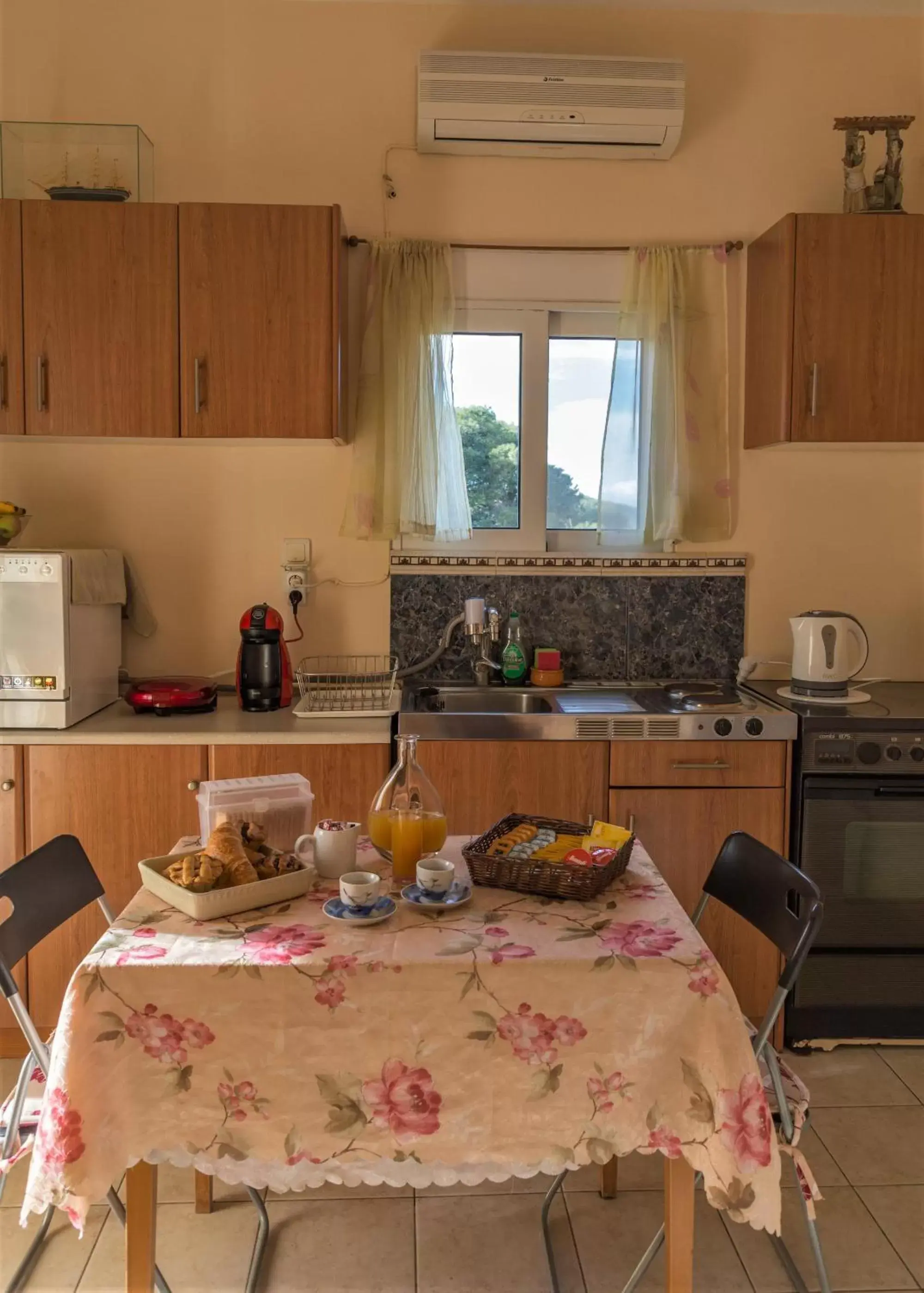 Coffee/tea facilities, Kitchen/Kitchenette in Angelina's Home