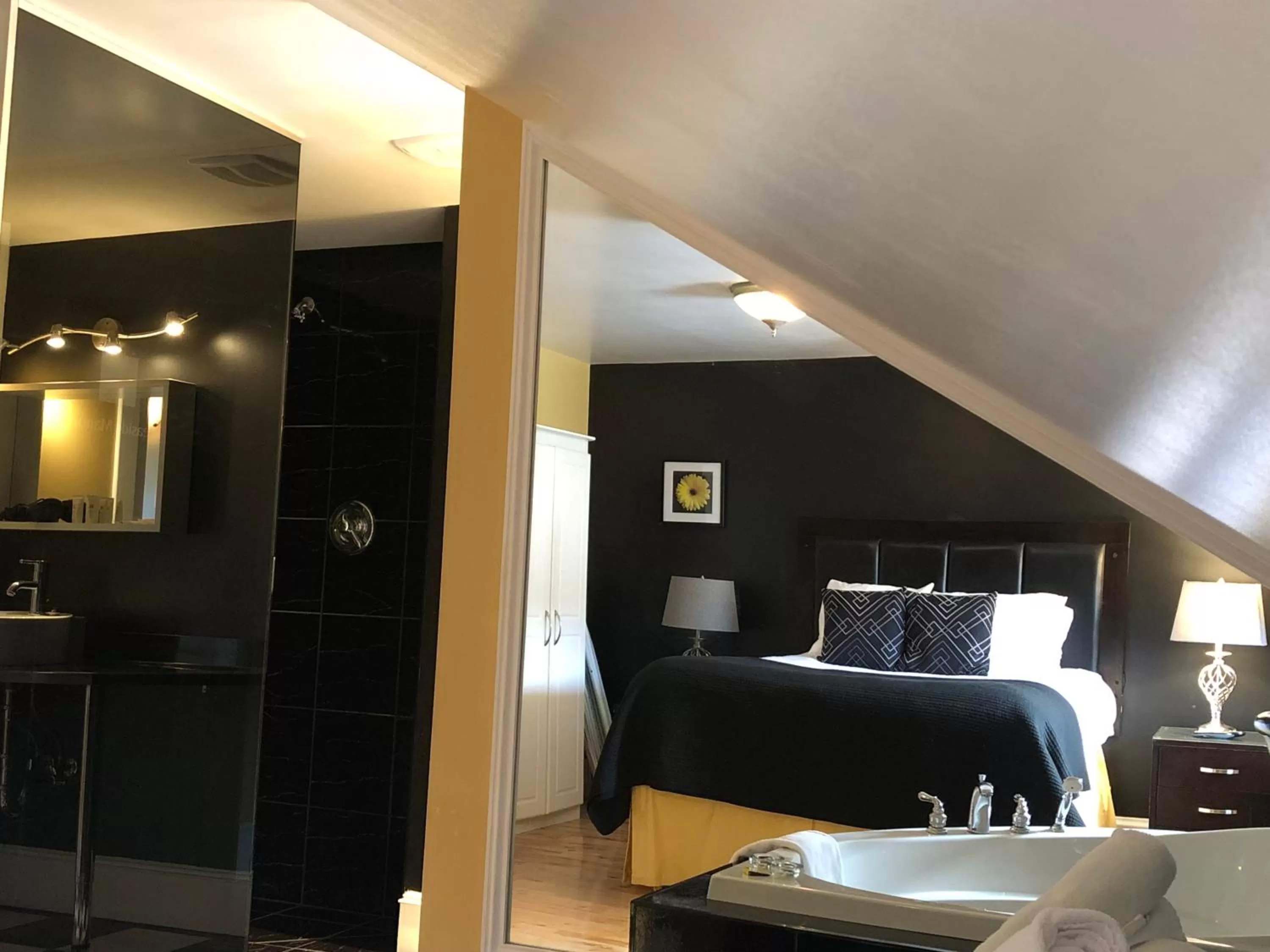 Bedroom, Bed in Leaside Manor