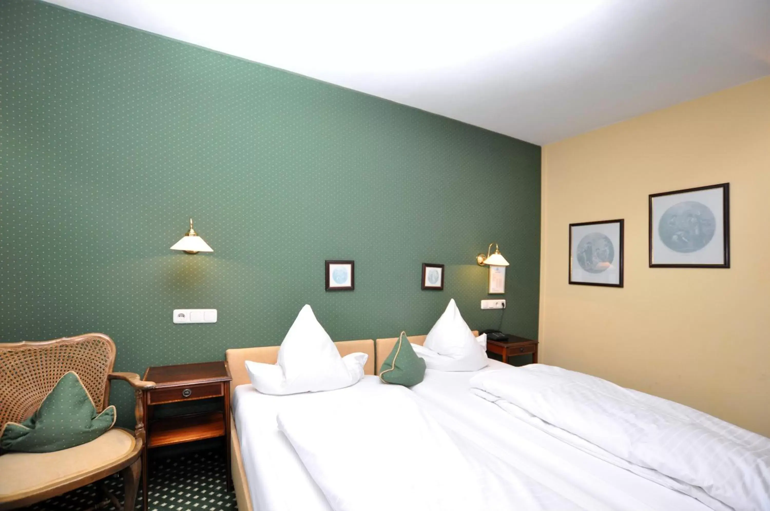 Bed in Hotel Altmünchen by Blattl