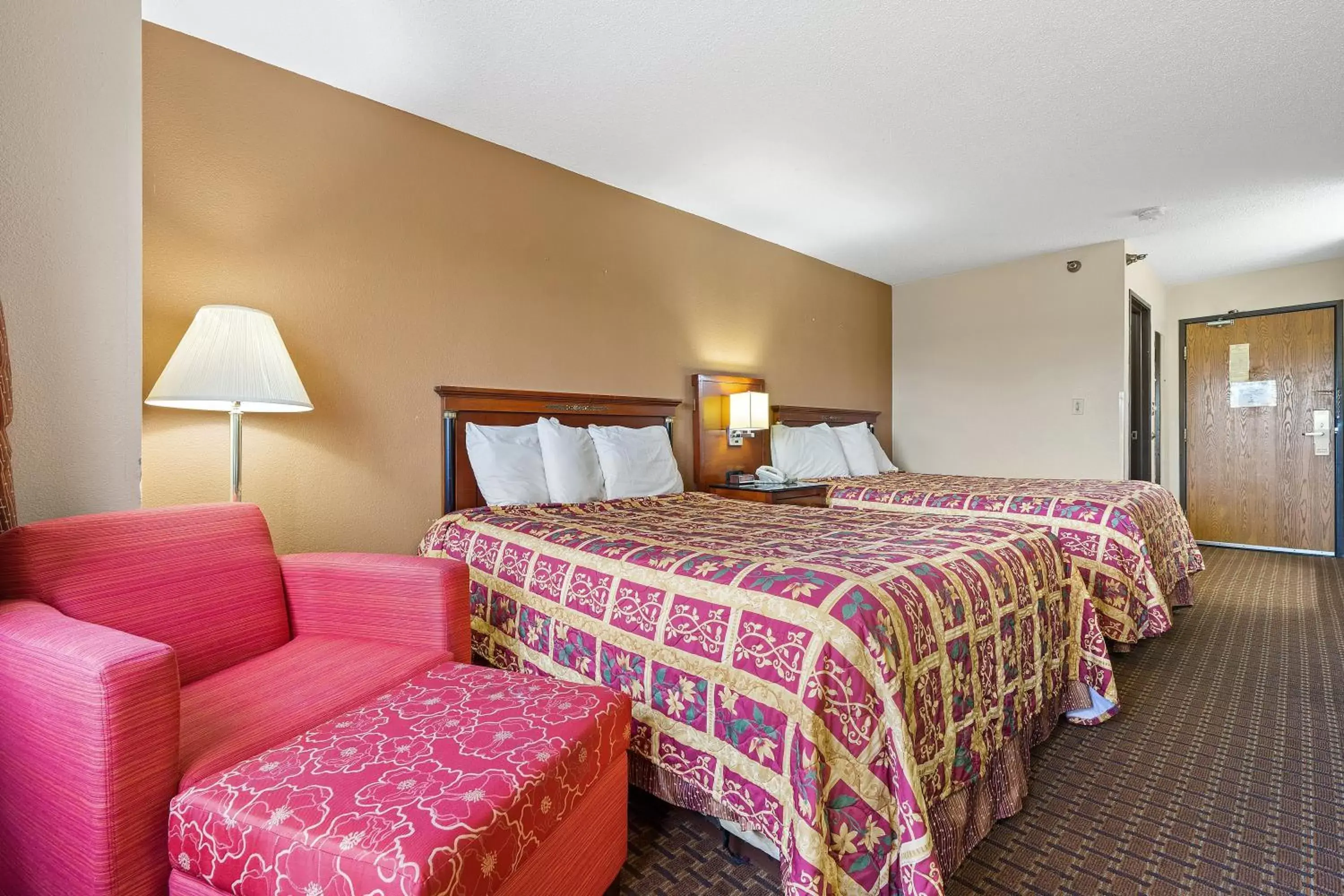 Bedroom, Bed in Geneva Motel Inn