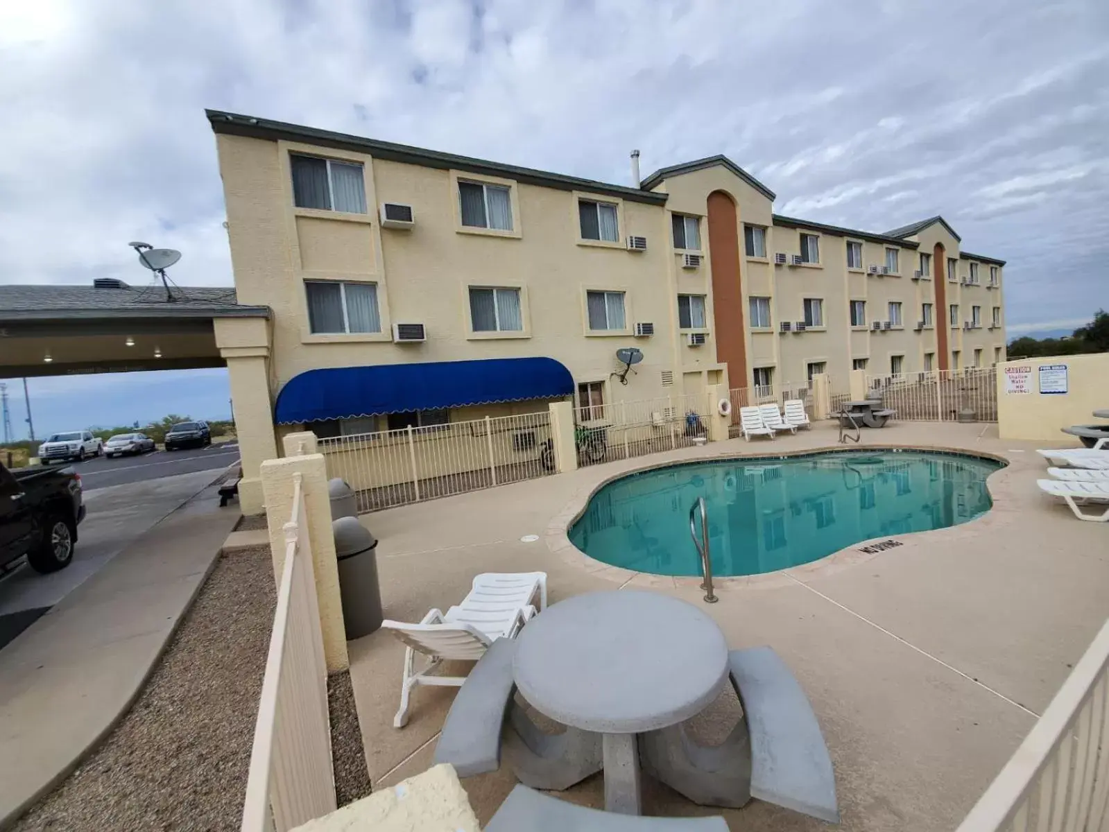 Swimming Pool in Americas Choice Inn & Suites