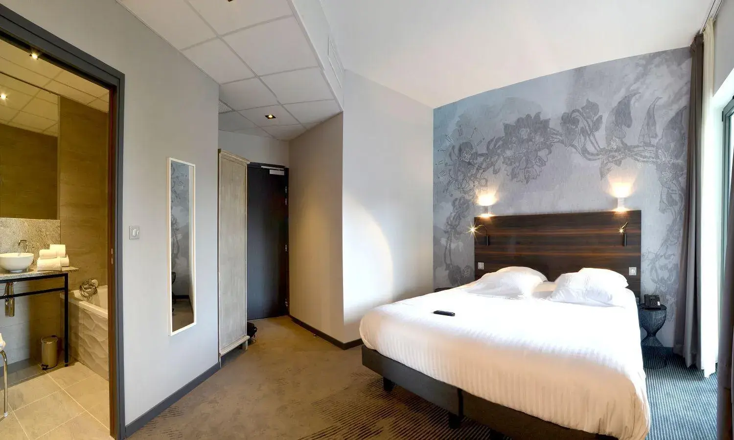 Bathroom, Bed in Hotel Victor Hugo & Spa