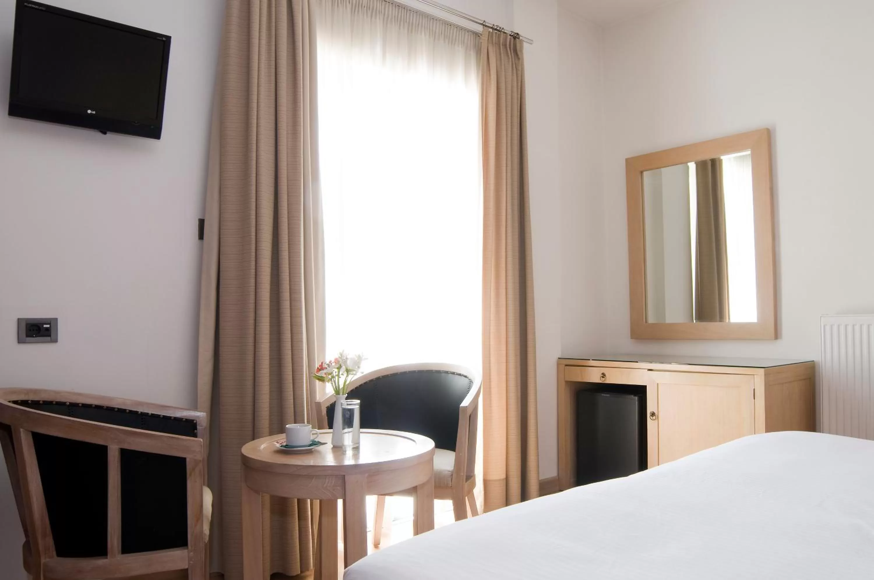 Seating area, Bed in Areos