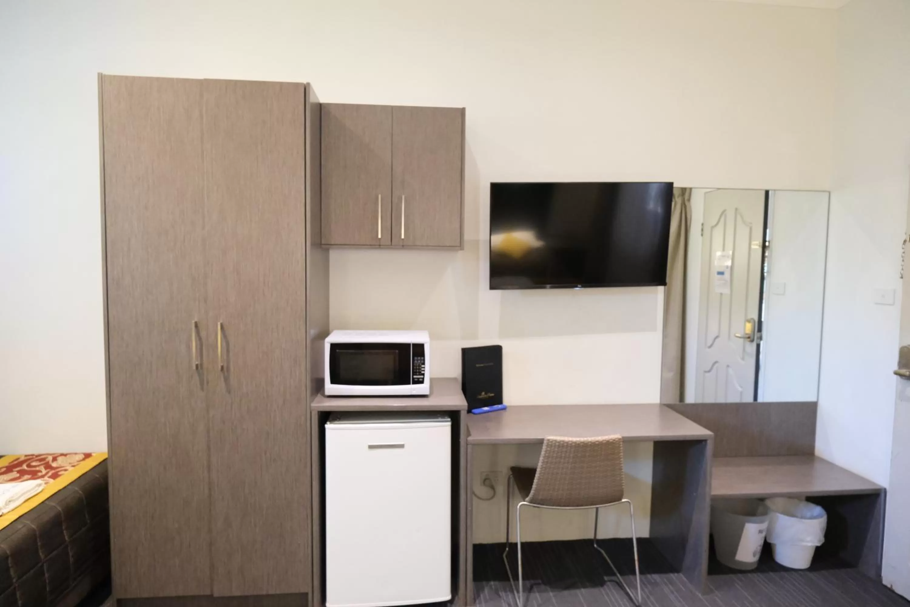 TV and multimedia in Sapphire Palms Motel