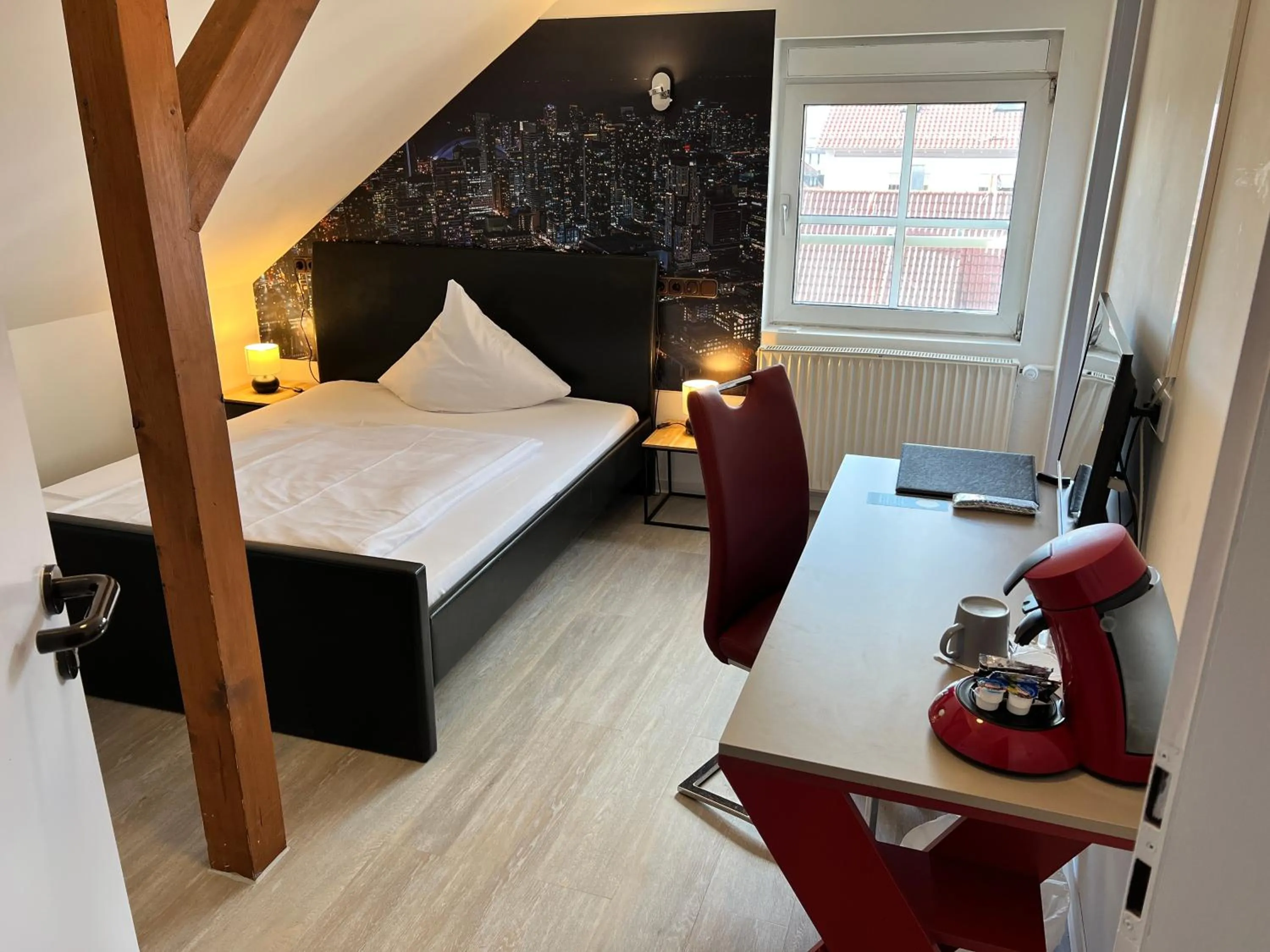 Coffee/tea facilities, Bed in Hotel Bitzer Backnang