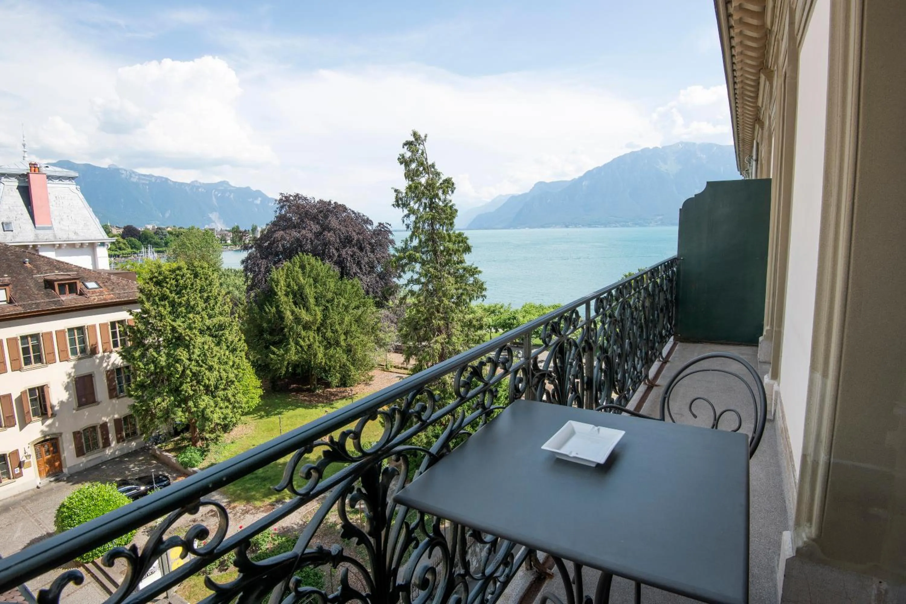 Patio in Hôtel Des Trois Couronnes & Spa - The Leading Hotels of the World