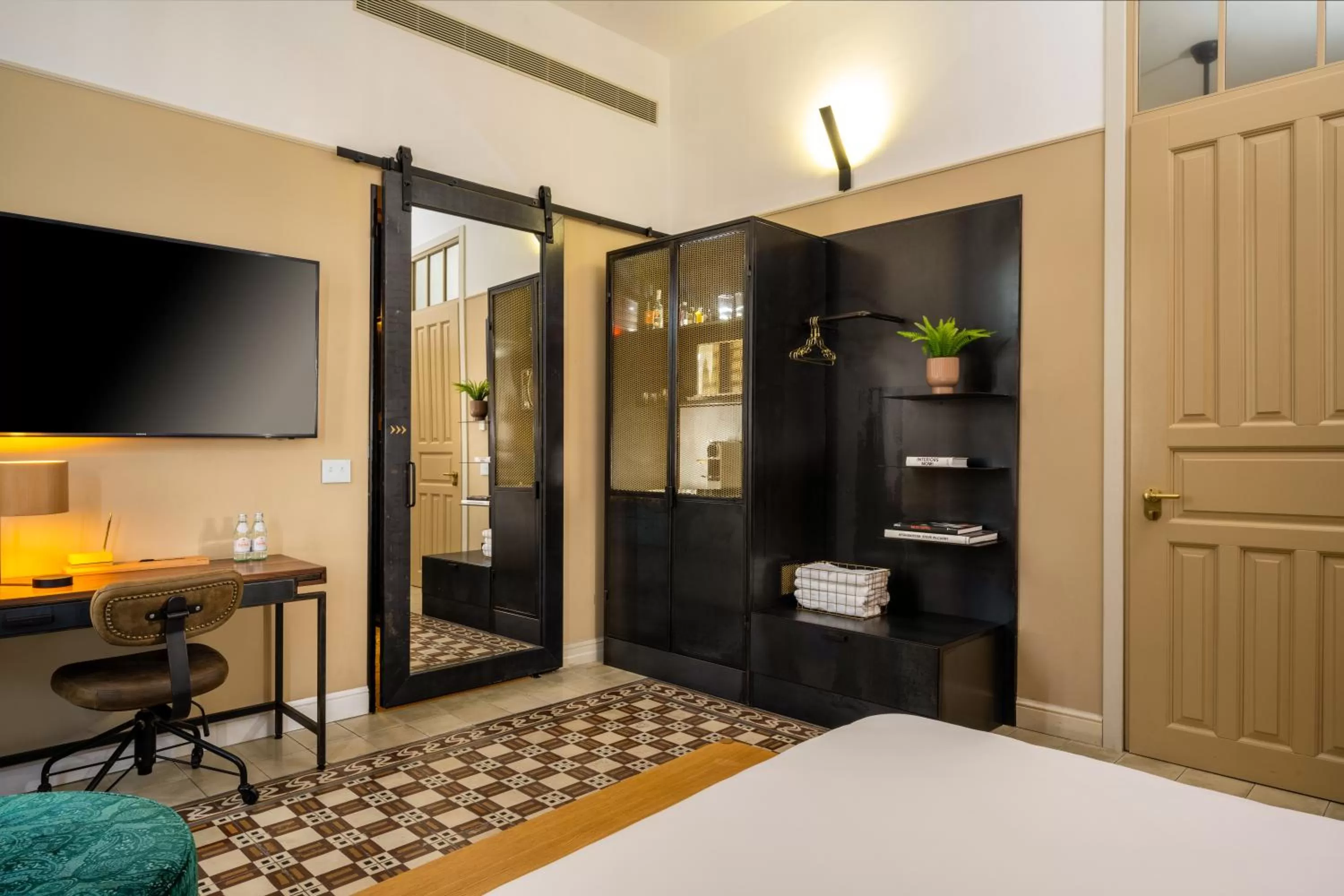 Photo of the whole room, Bed in Assemblage Boutique