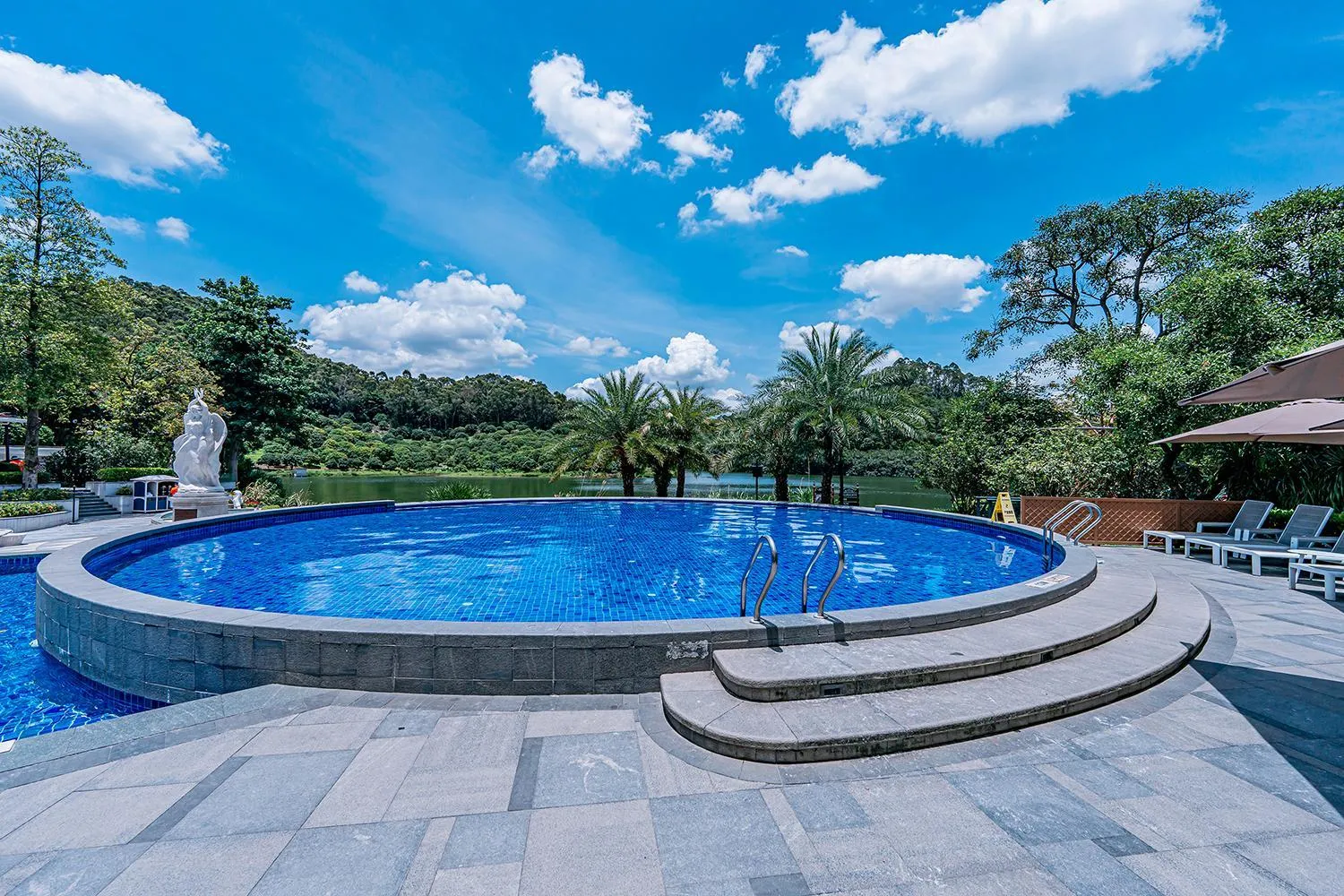 Swimming pool in Good View Hotel Tangxia - 15 mins drive from Dongguan South Railway Station