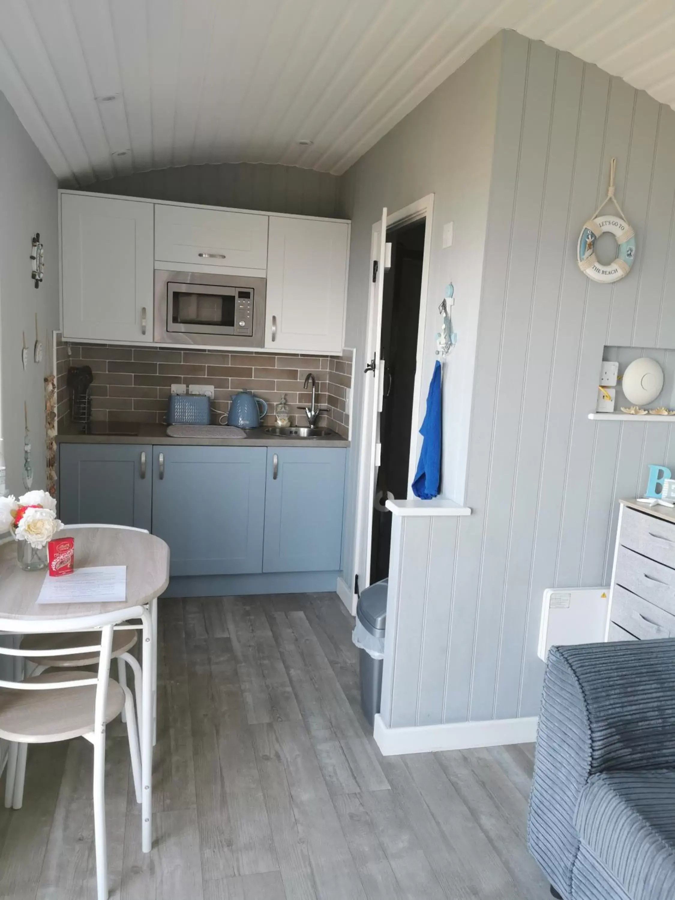 Kitchen/Kitchenette in Allibella Shepherds Hut, Amazing Seaview, Private garden, Pet Friendly