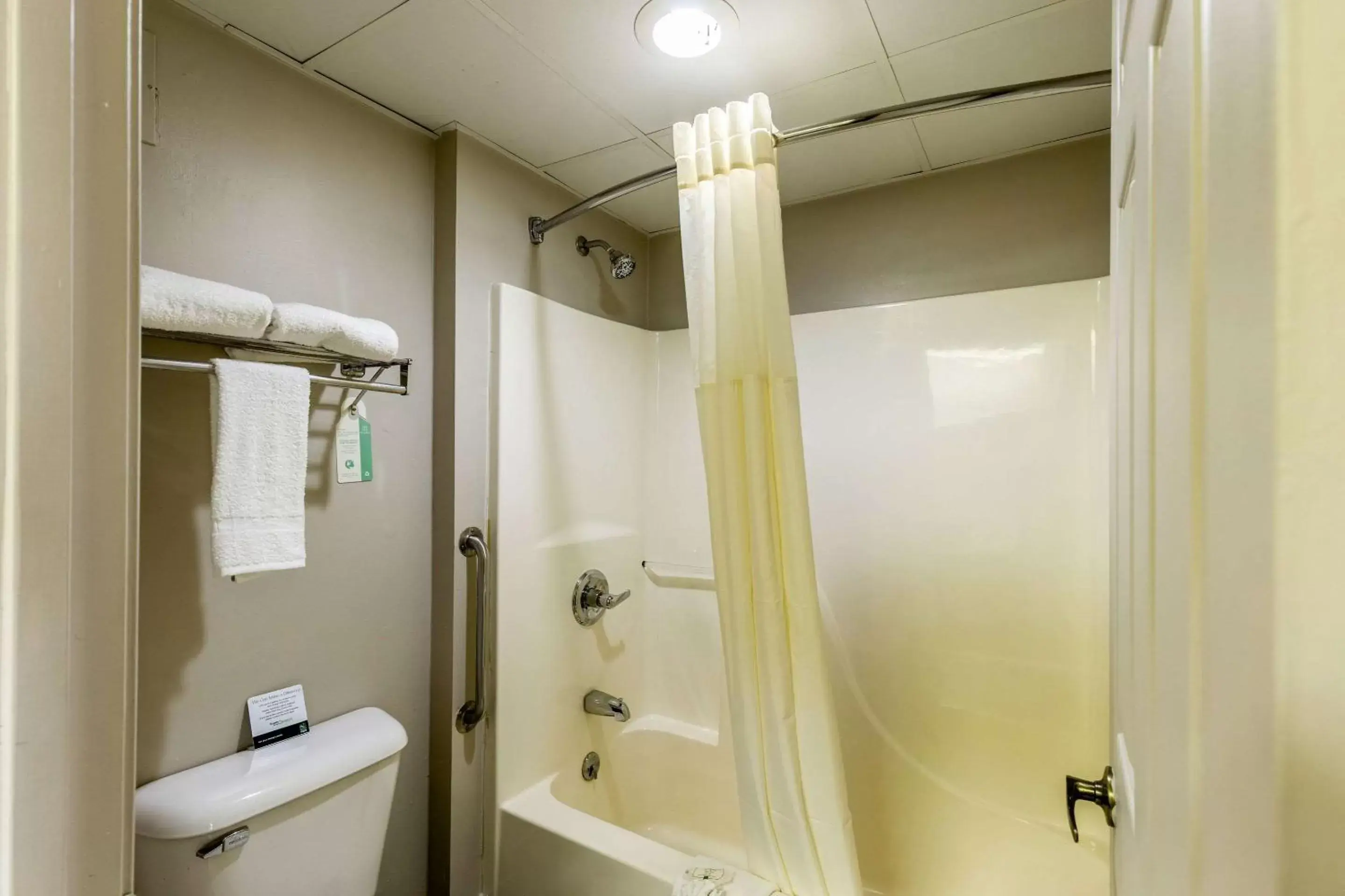 Photo of the whole room, Bathroom in Quality Inn Rolla