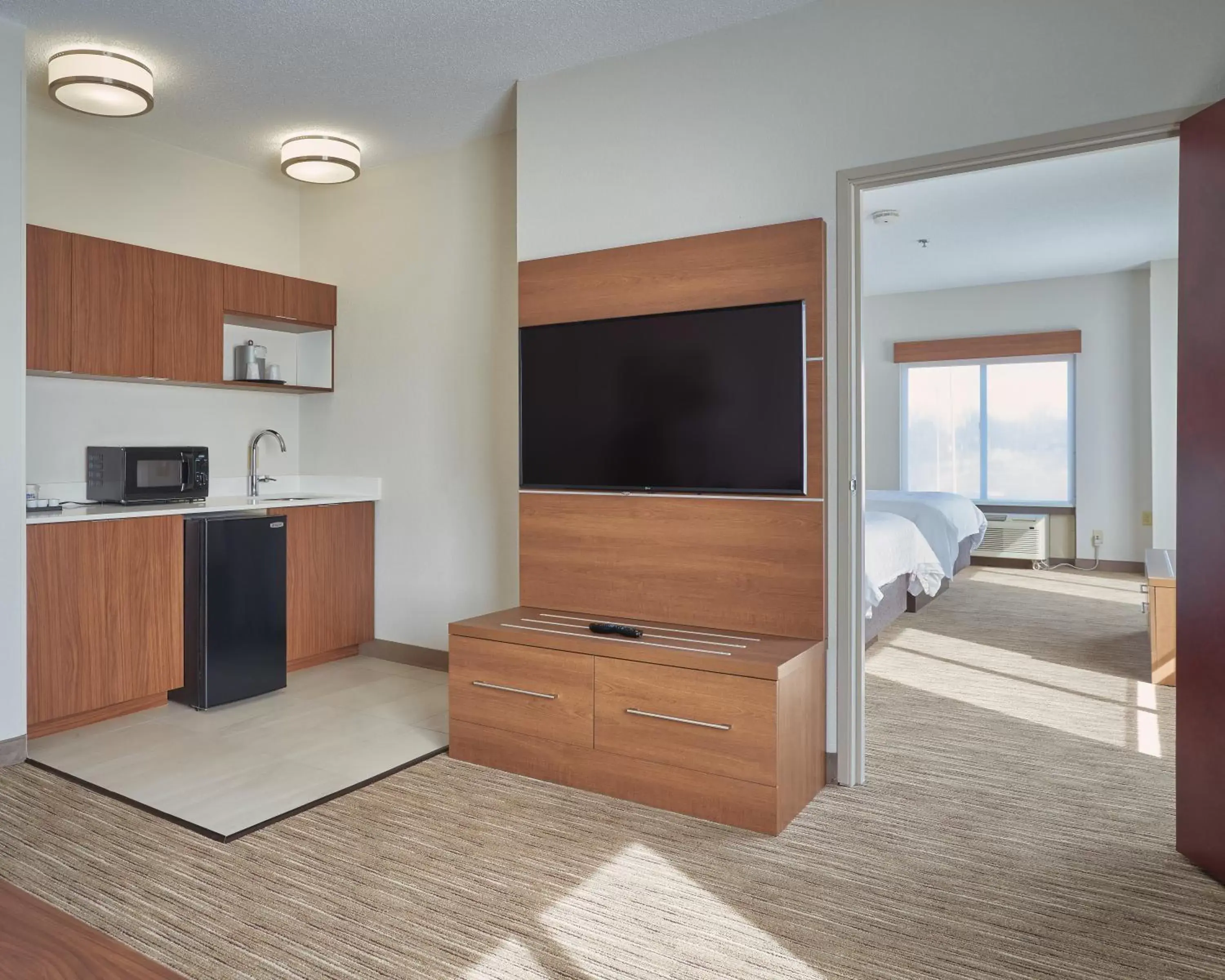 Photo of the whole room, TV/Entertainment Center in Holiday Inn Express Hotel and Suites Akron South-Airport Area, an IHG Hotel