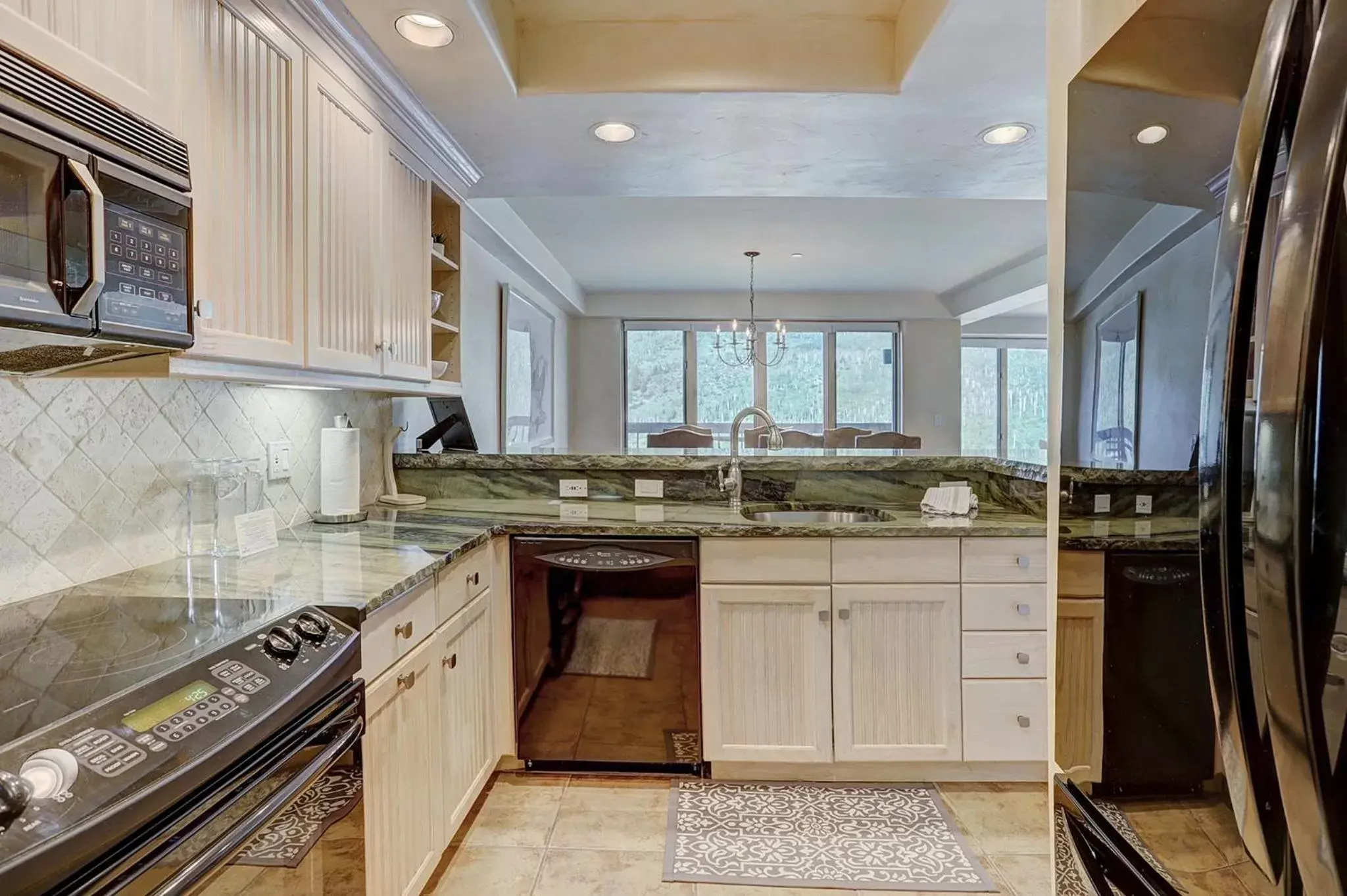 Kitchen or kitchenette, Kitchen/Kitchenette in The Pines Lodge, a RockResort