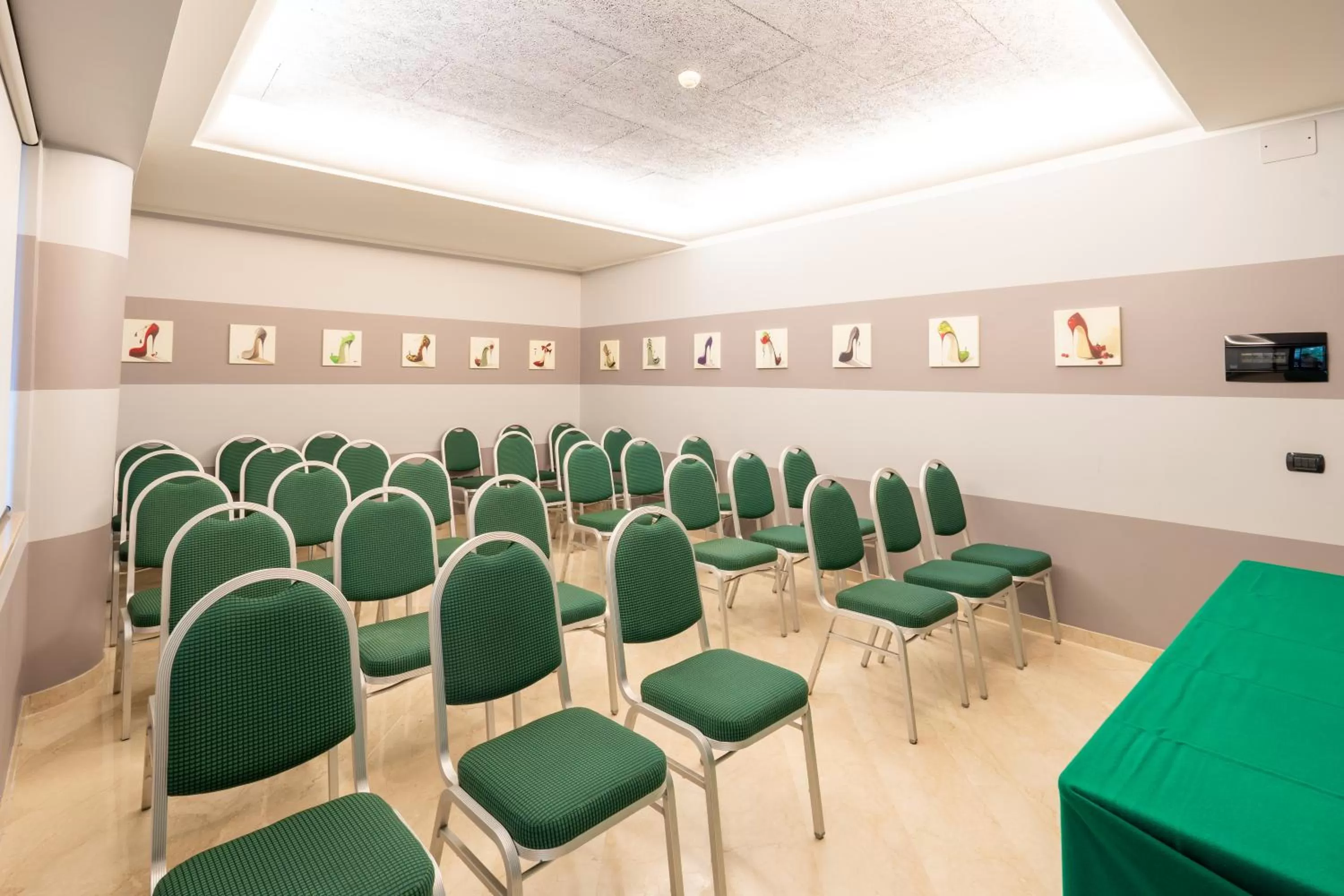 Meeting/conference room in Hotel Des Etrangers