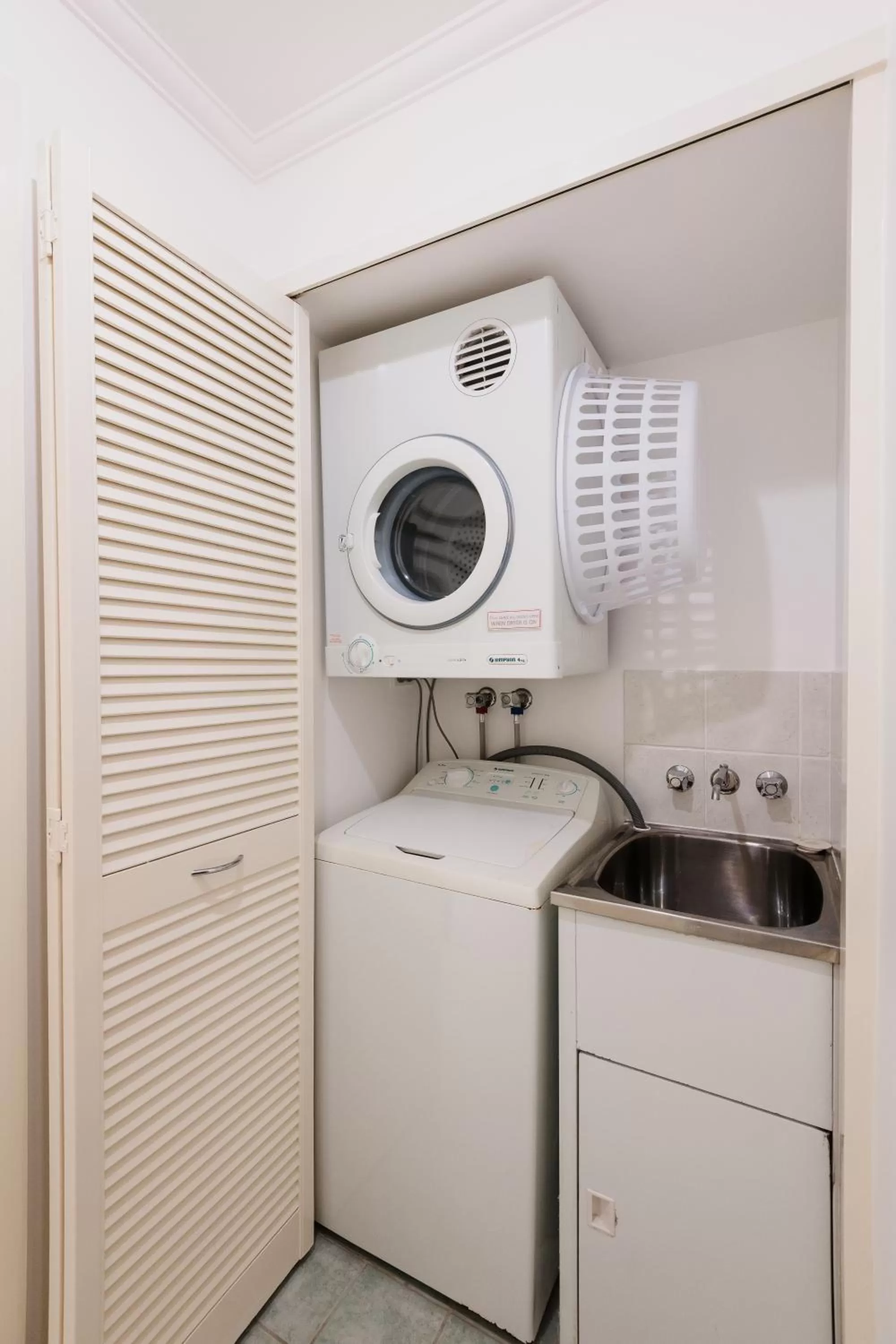 washing machine in Villa Beach Palm Cove