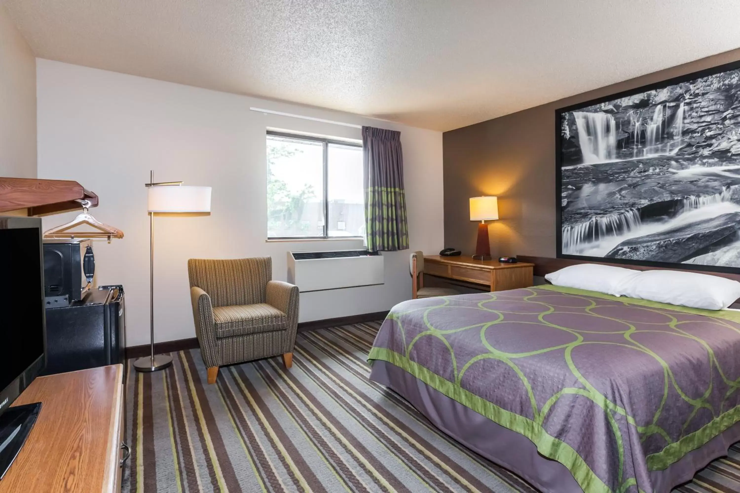 Queen Room - Disability Access/Non-Smoking in Super 8 by Wyndham Dunbar/Charleston Area