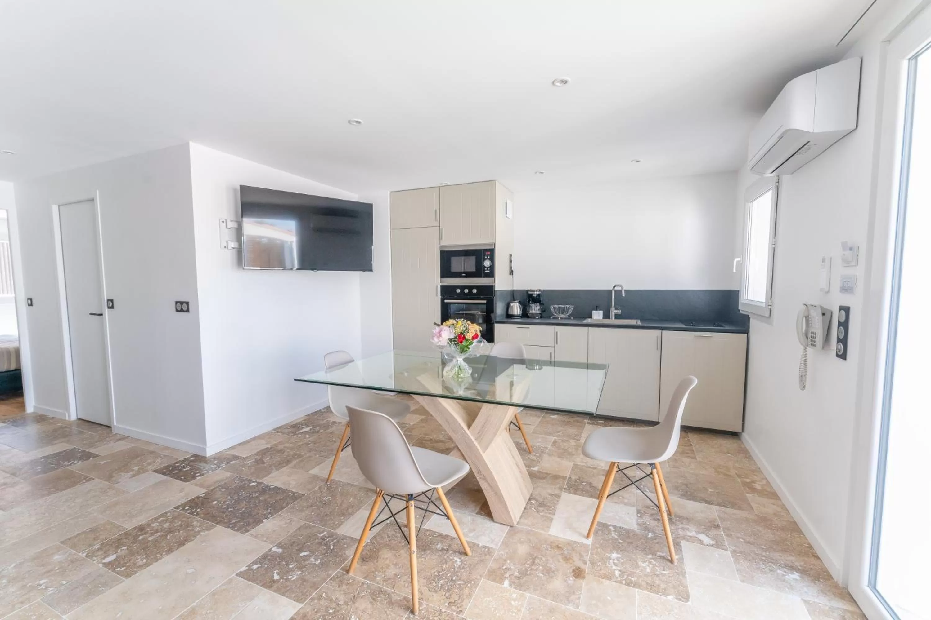 Kitchen or kitchenette in Hôtel Restaurant & Spa Plaisir