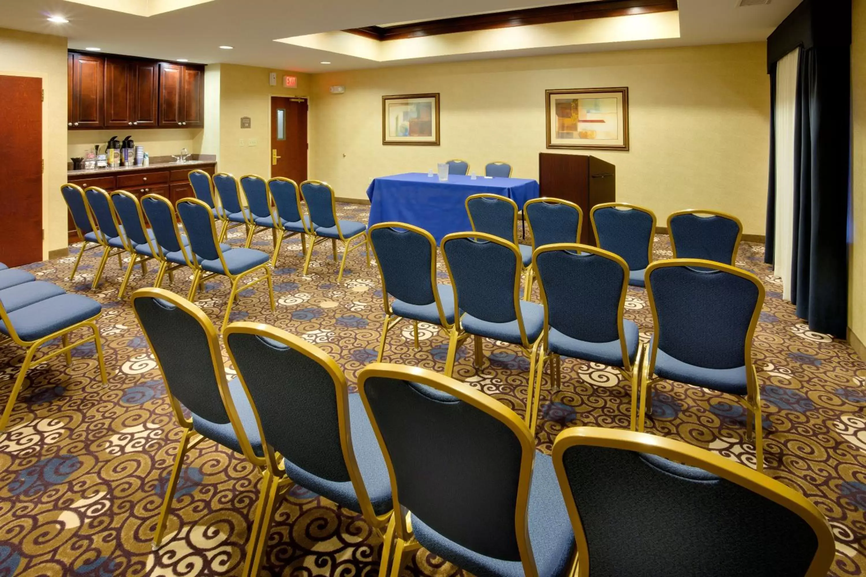 Meeting/conference room in Holiday Inn Express Tower Center New Brunswick, an IHG Hotel