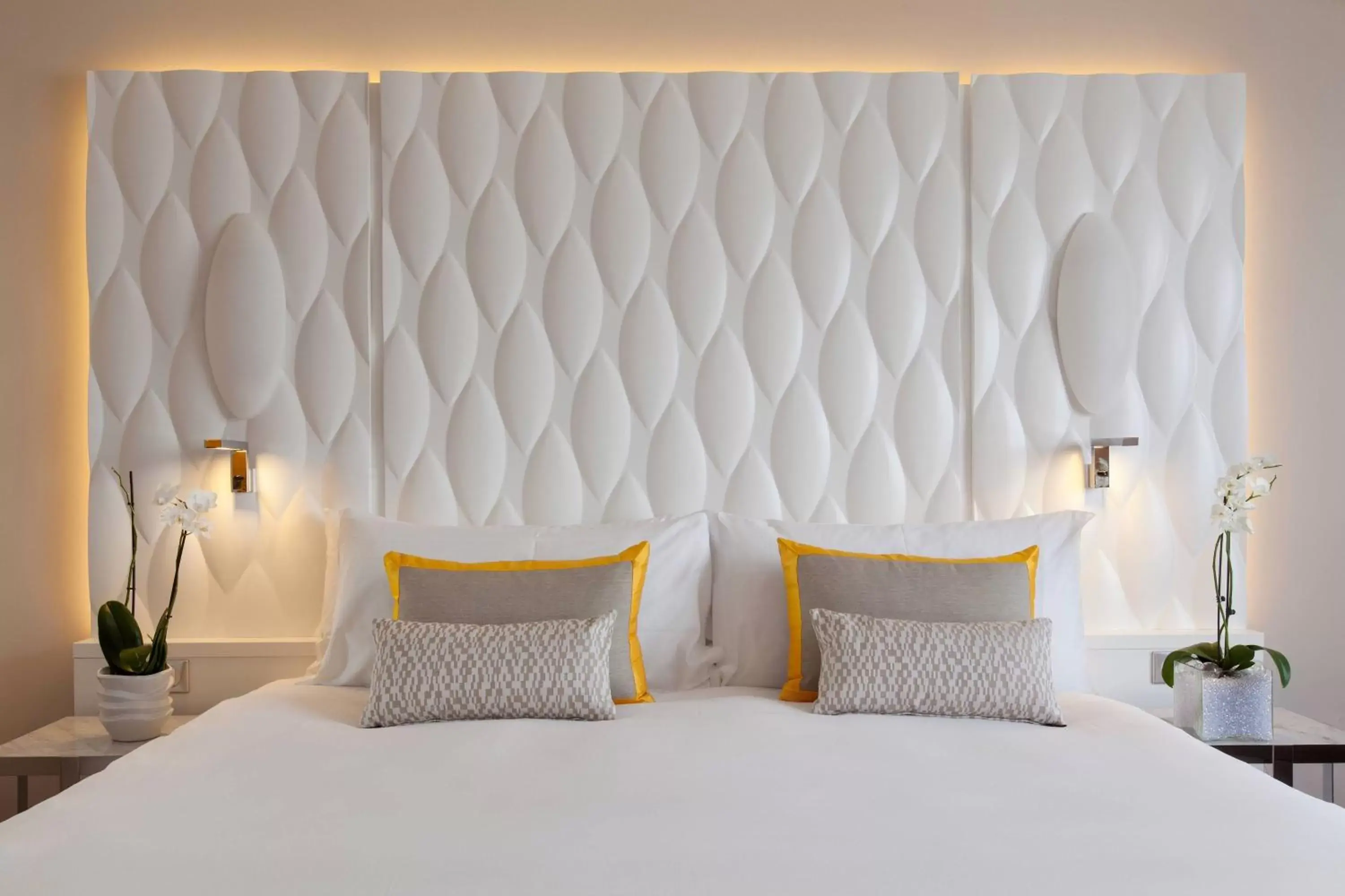 Bedroom, Bed in Renaissance Aix-en-Provence Hotel
