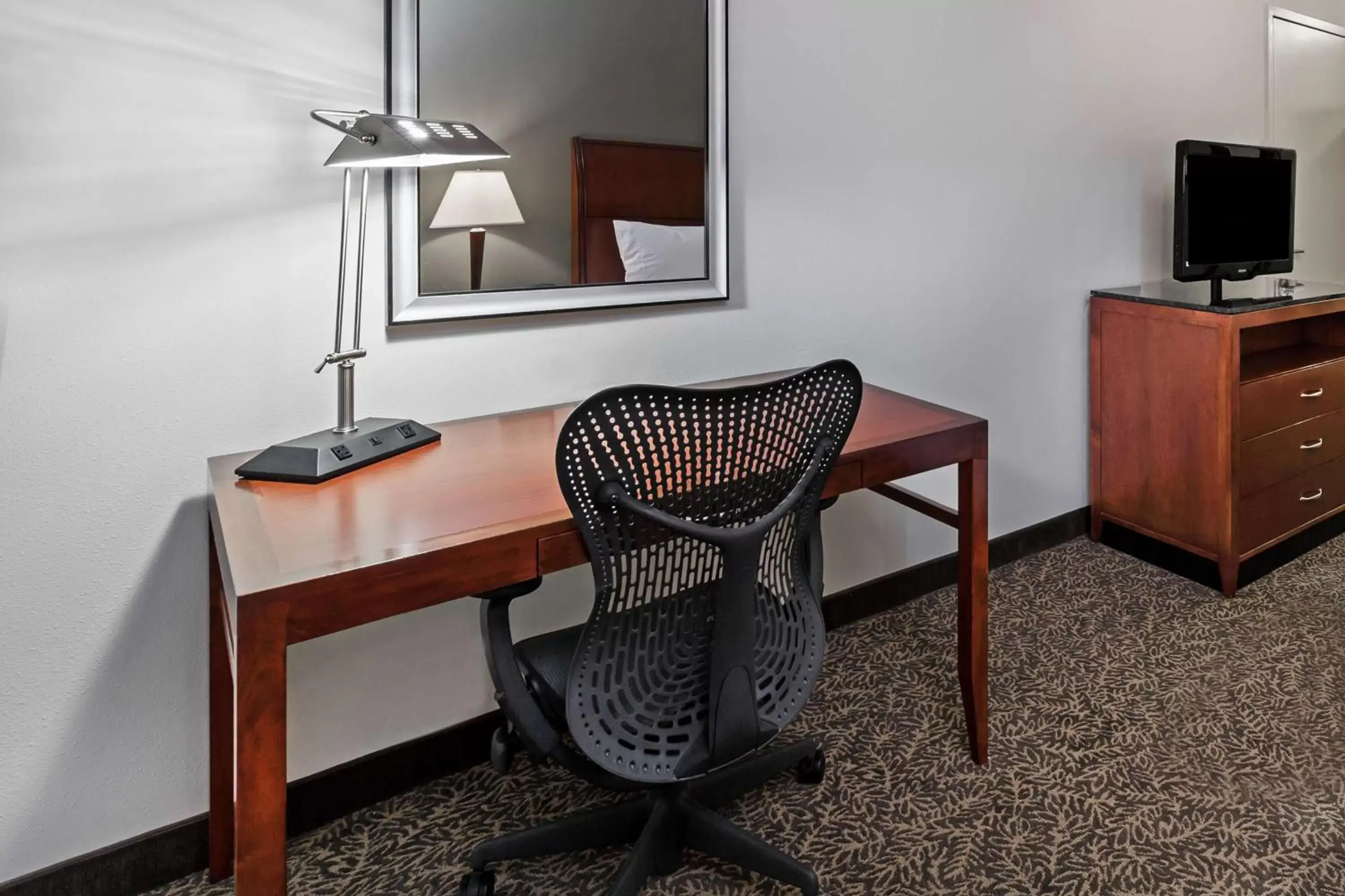 Bedroom, TV/Entertainment Center in Hilton Garden Inn Corpus Christi