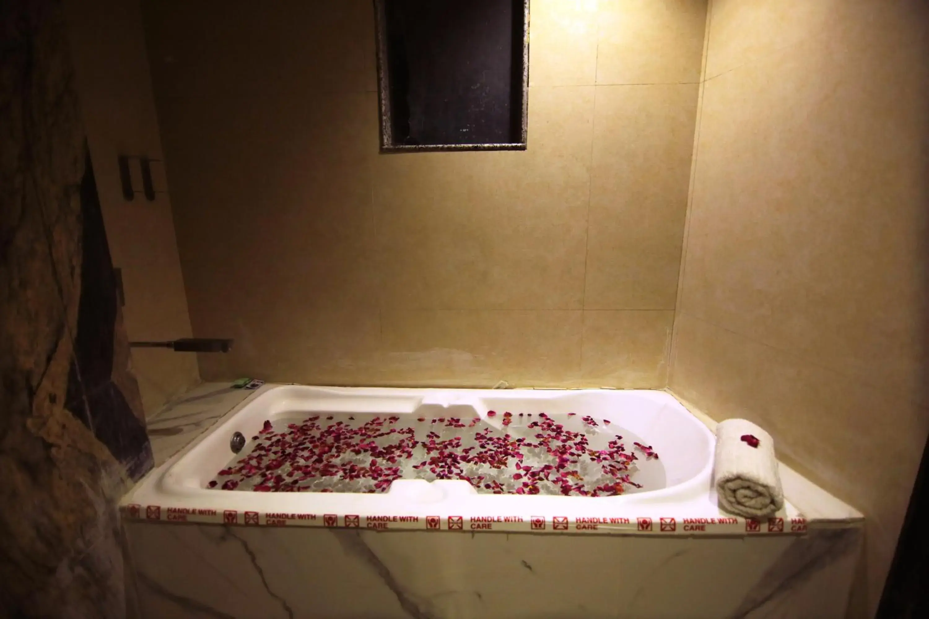 Bath in Hotel Uppal International - New Delhi Railway Station - Paharganj