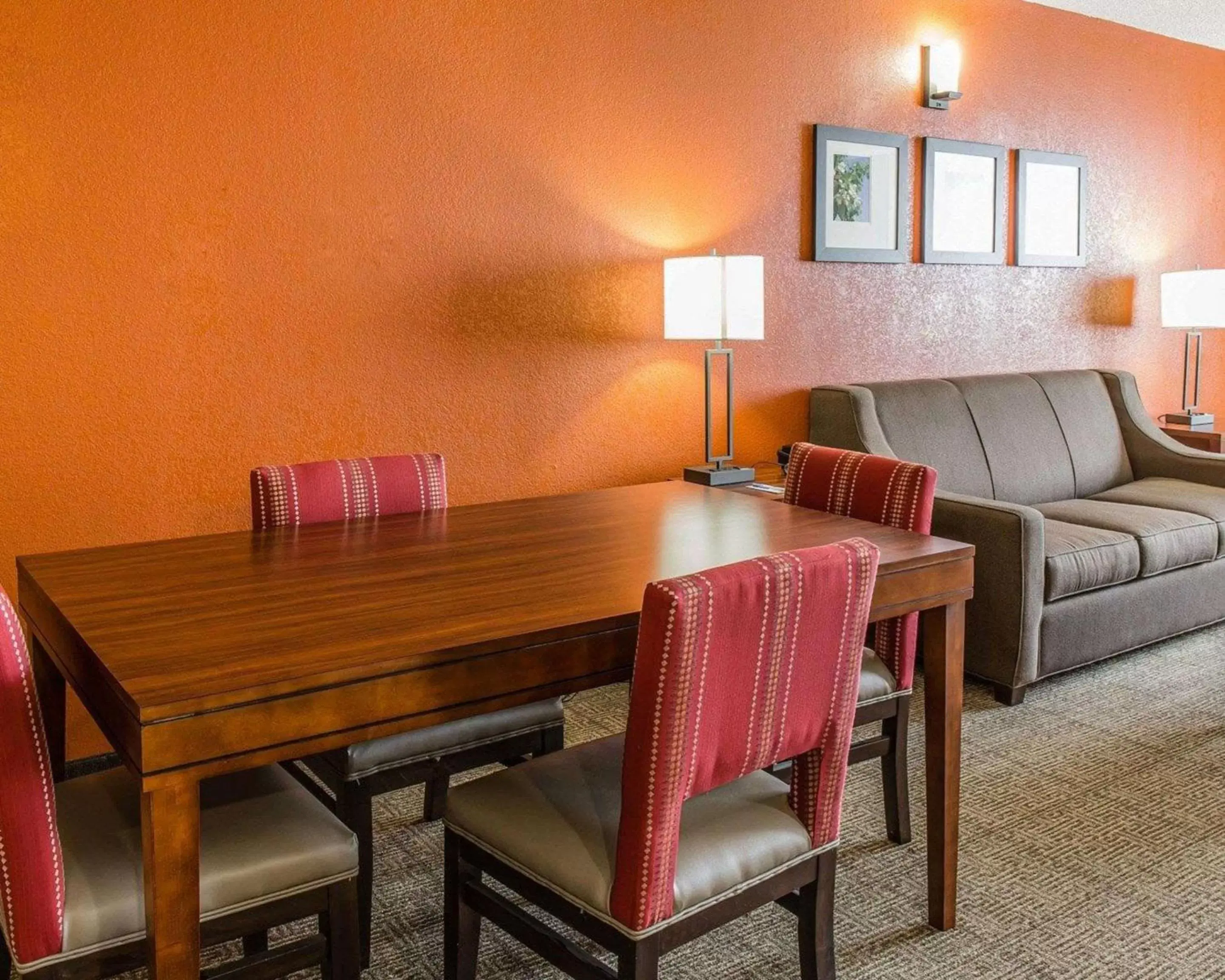 Photo of the whole room, Dining Area in Comfort Inn & Suites Lakeland North I-4