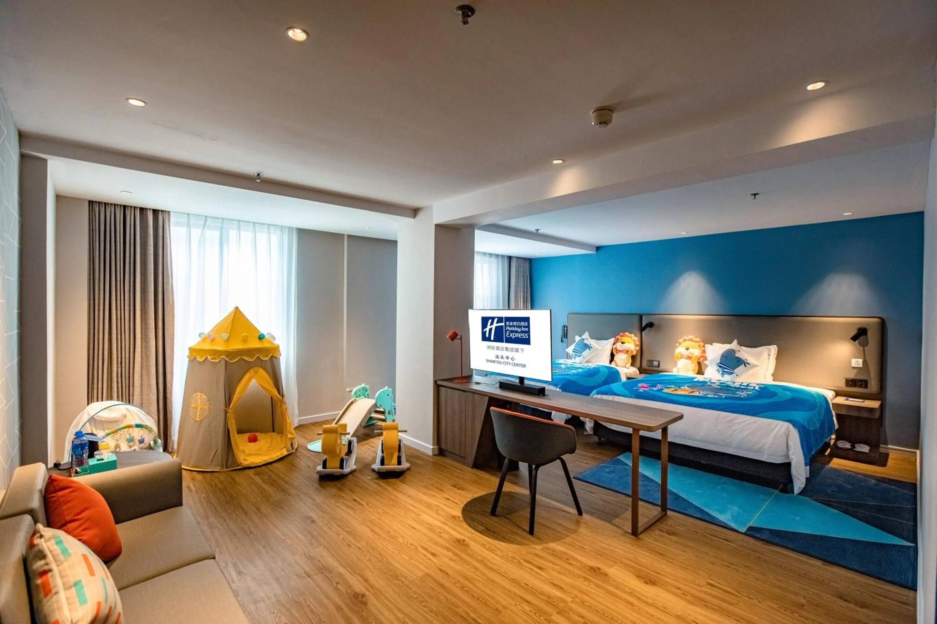 Photo of the whole room, Bed in Holiday Inn Express Shantou City Center by IHG