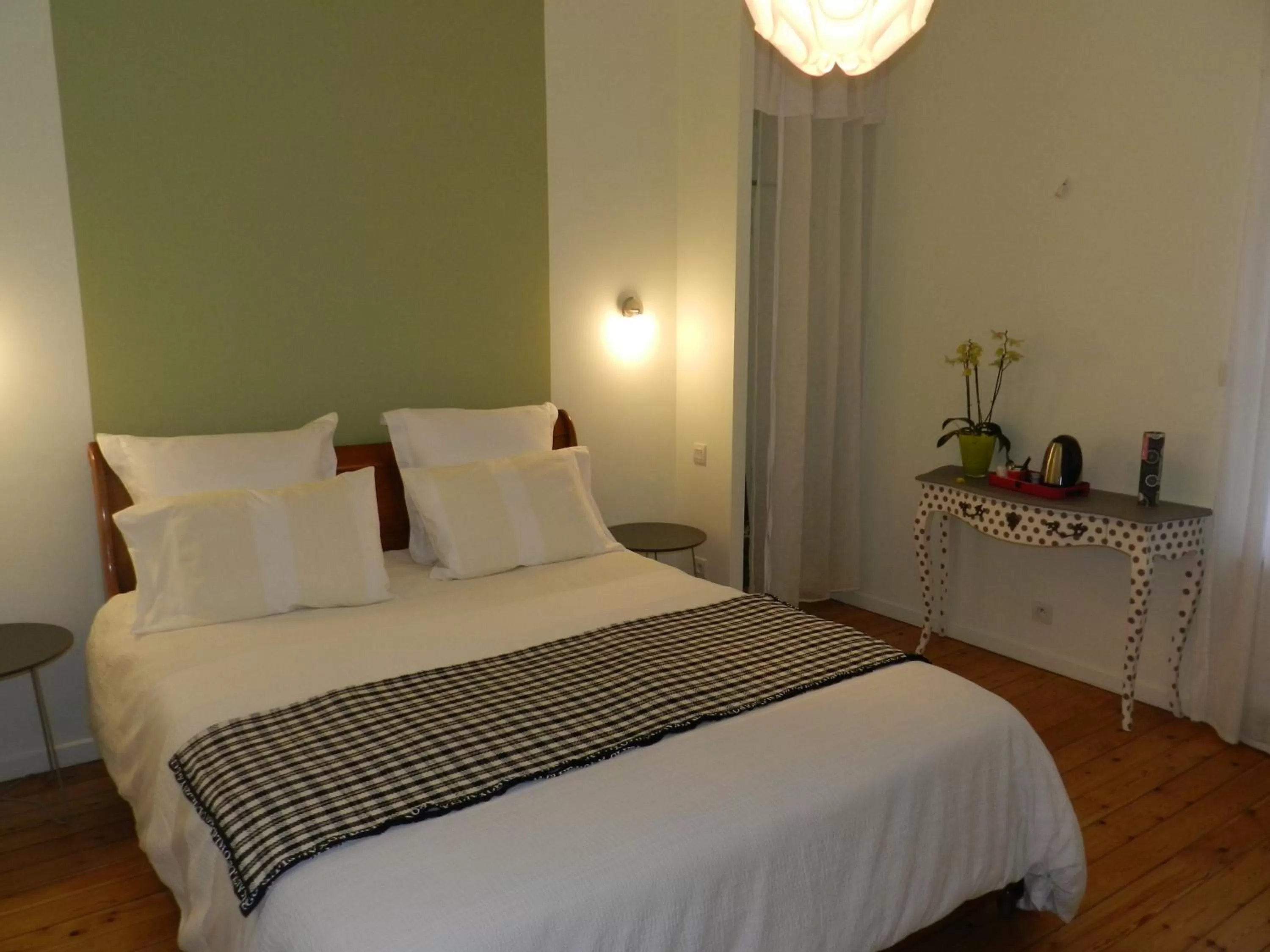 Bedroom, Bed in A la Fleur de Lys