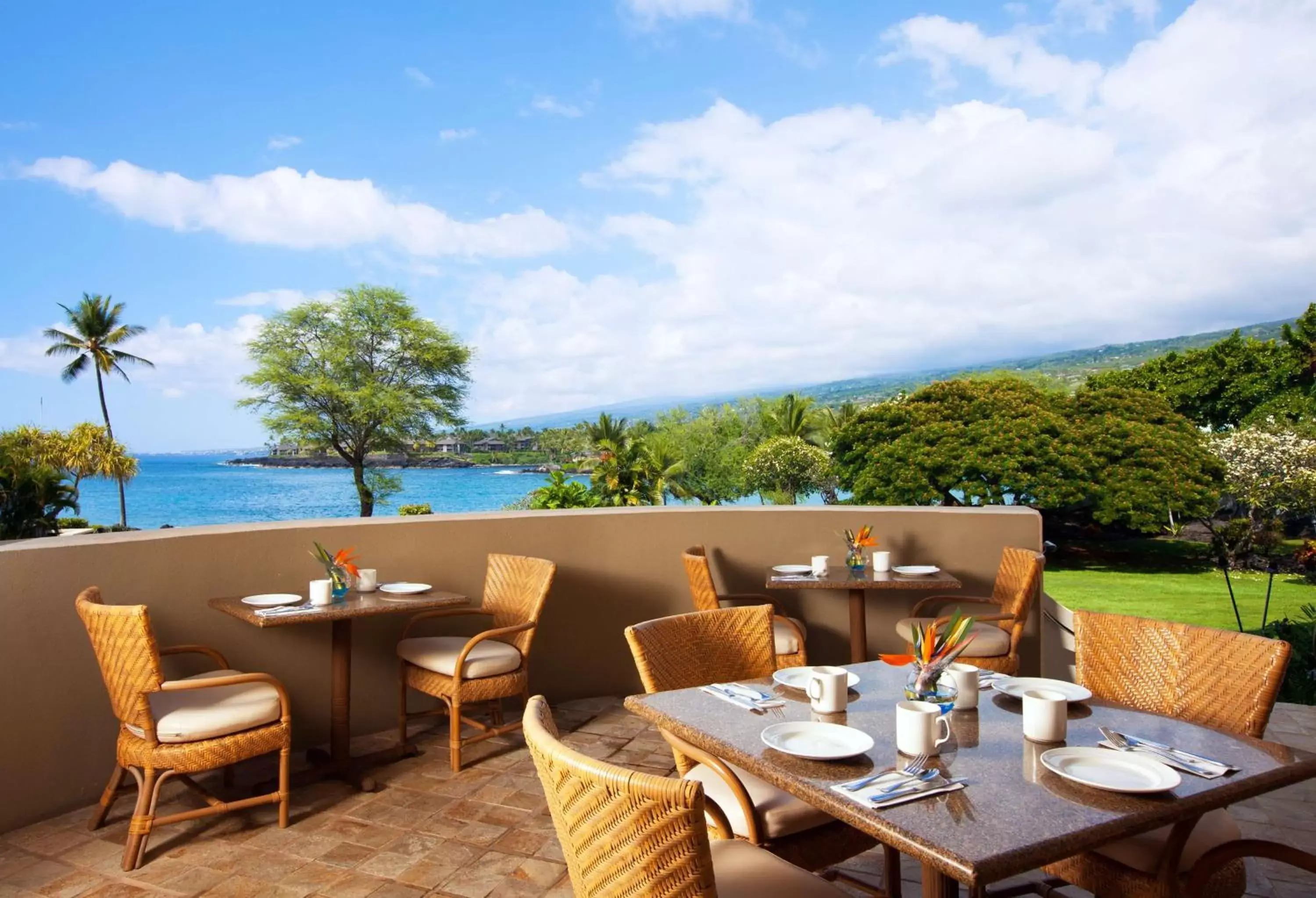 Lounge or bar, Restaurant/Places to Eat in Outrigger Kona Resort and Spa