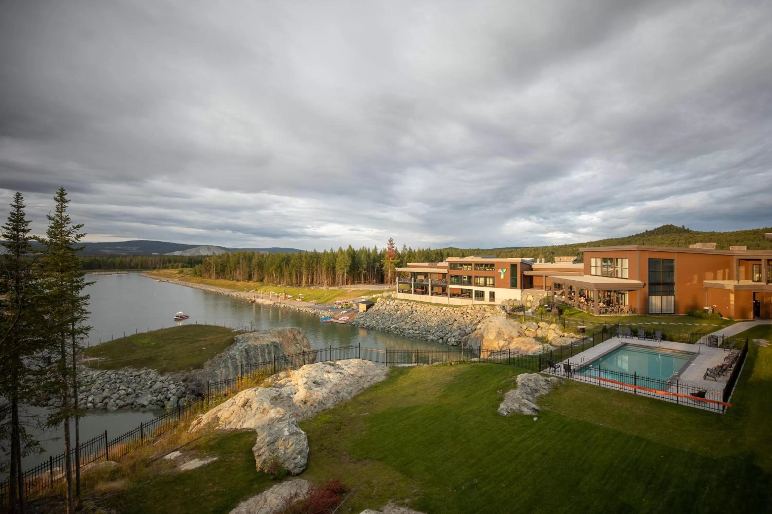 Hot Tub in Hôtel du Domaine, centre de villégiature et de congrès