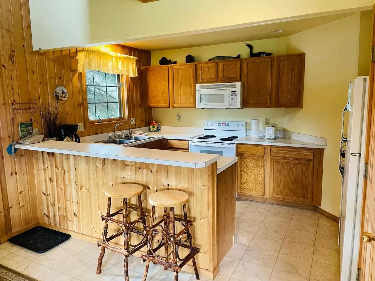 kitchen, Kitchen/Kitchenette in Drummond Island Resort & Conference Center