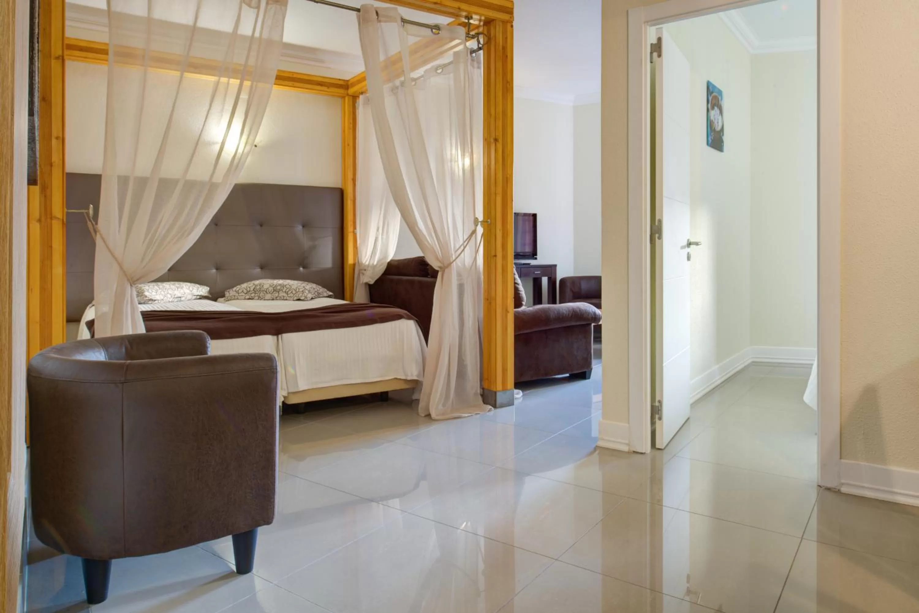 Living room, Bed in Choromar Apartments