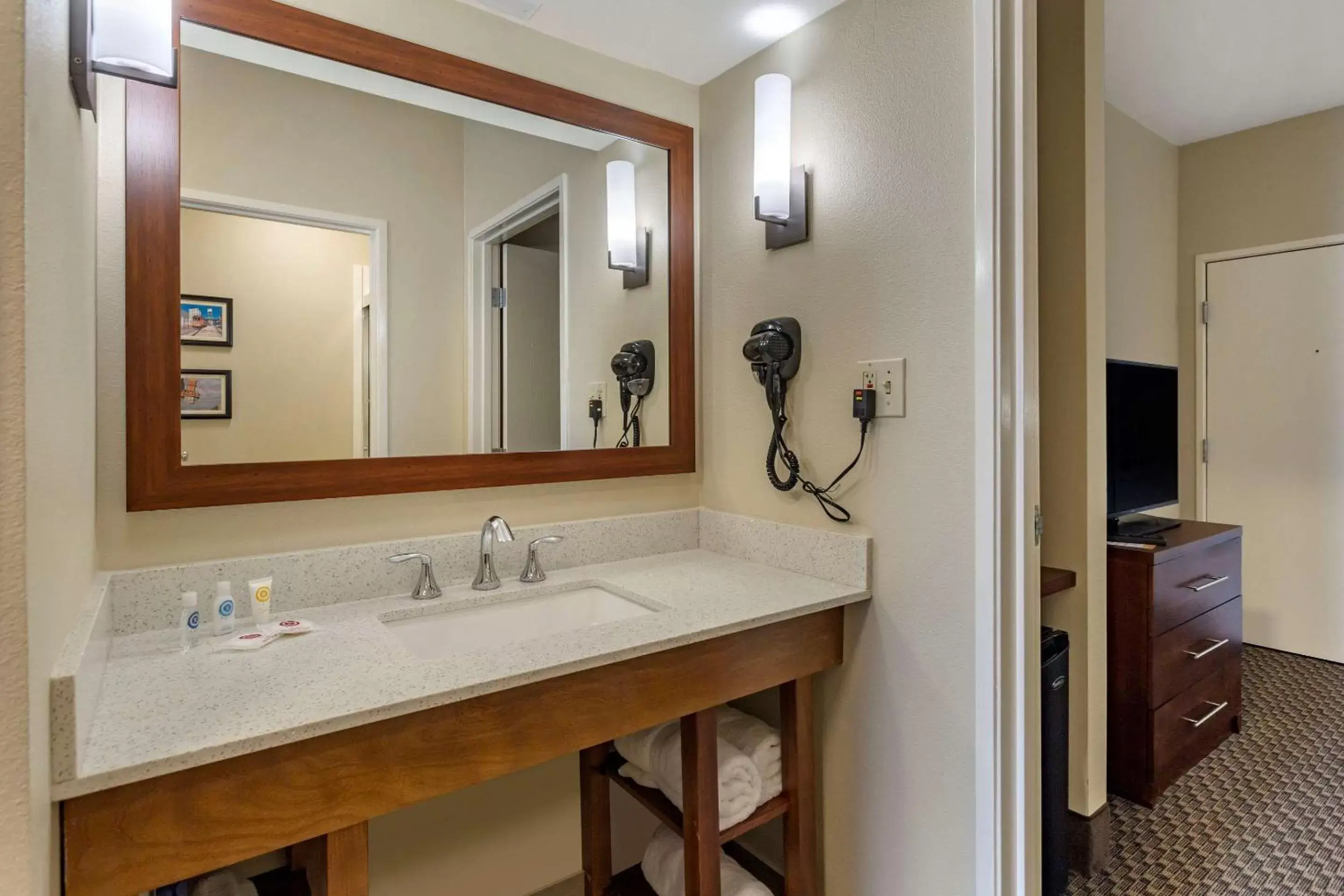 Photo of the whole room, Bathroom in Comfort Suites Cordova