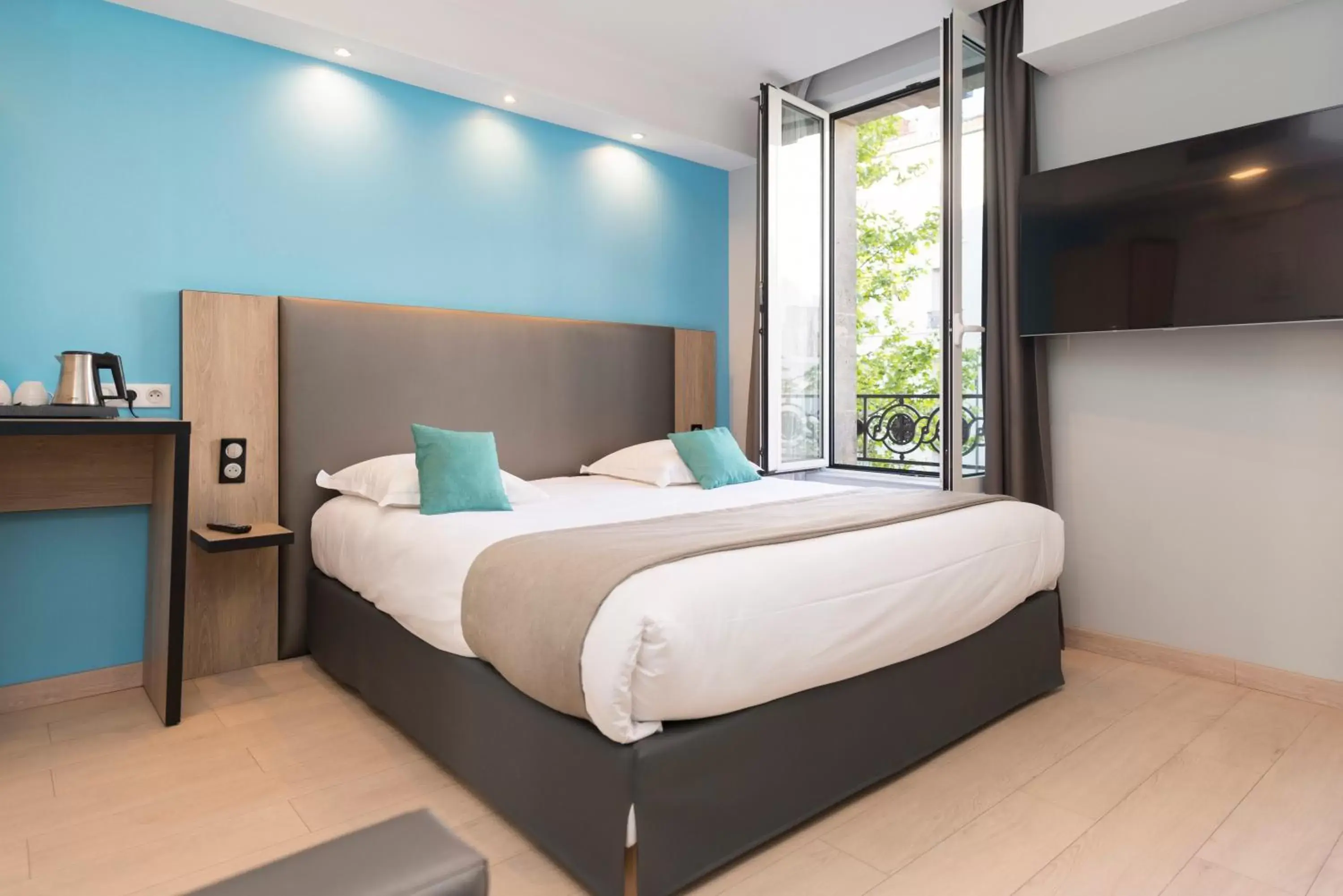 Bed in Grand Hôtel Clichy Paris Bed in Grand Hôtel Clichy Paris