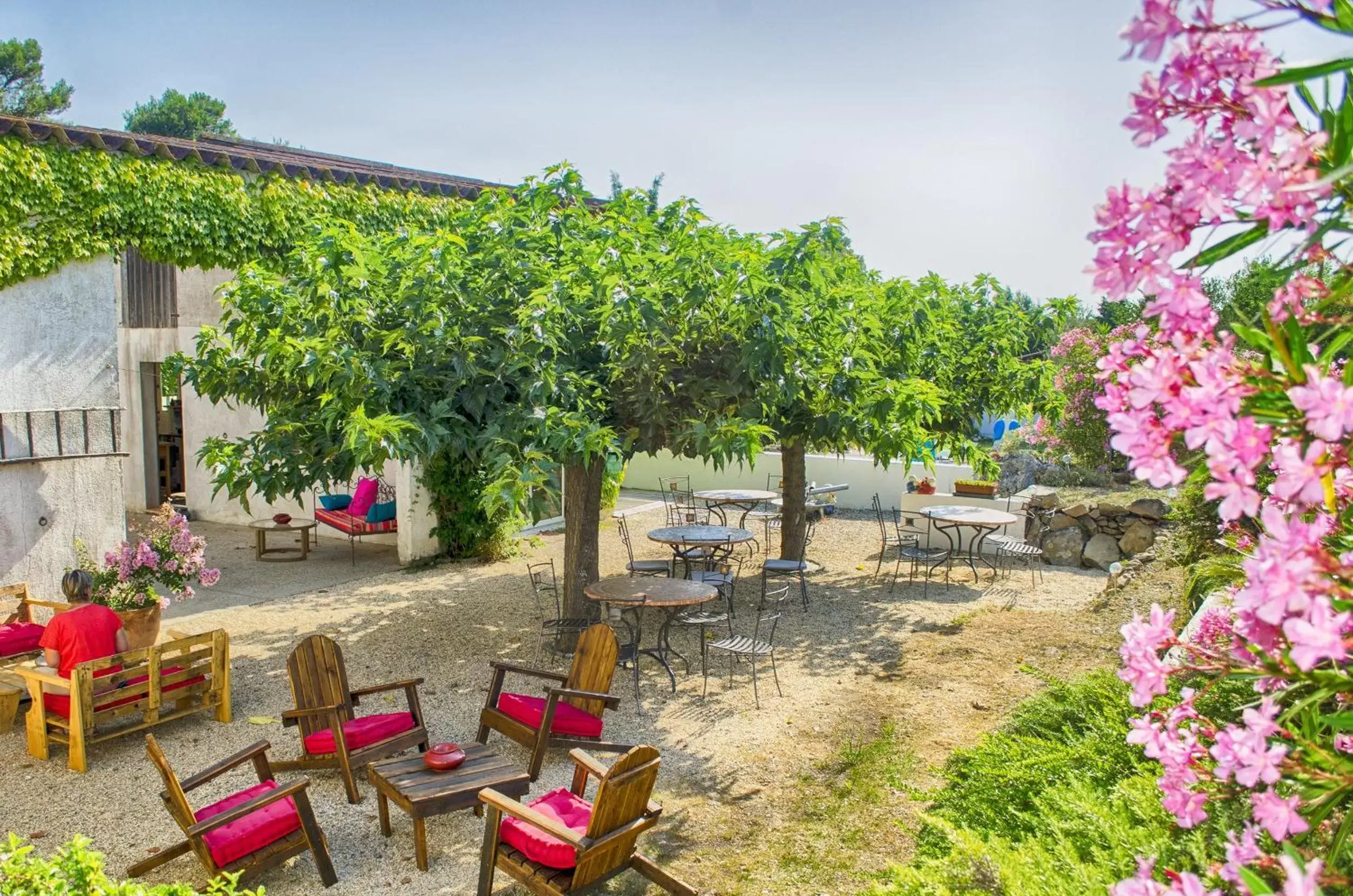 Patio in Chambres d'hôtes & Spa le Relais de la Cavayere