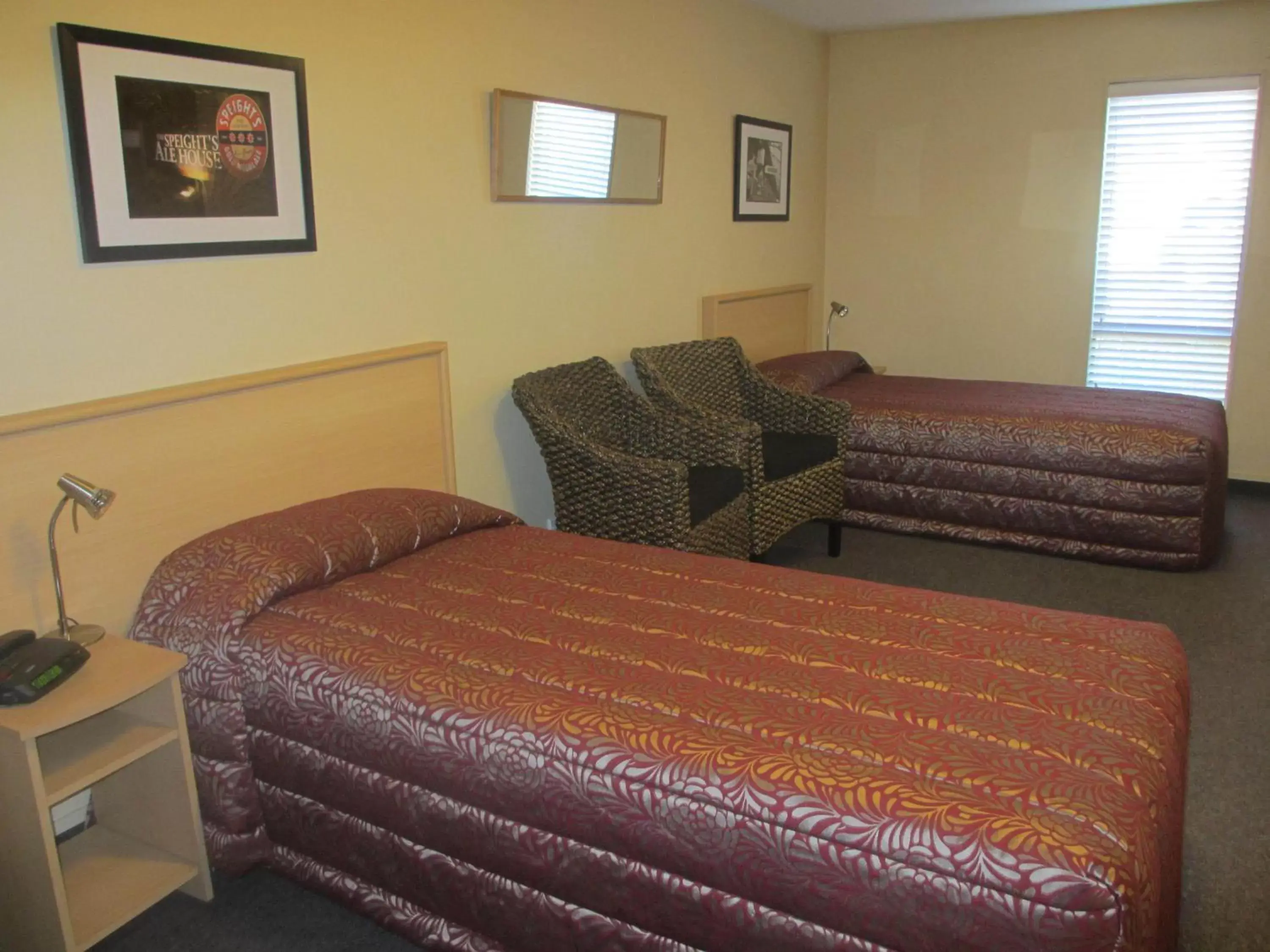 Bedroom, Bed in Alhambra Oaks Motor Lodge