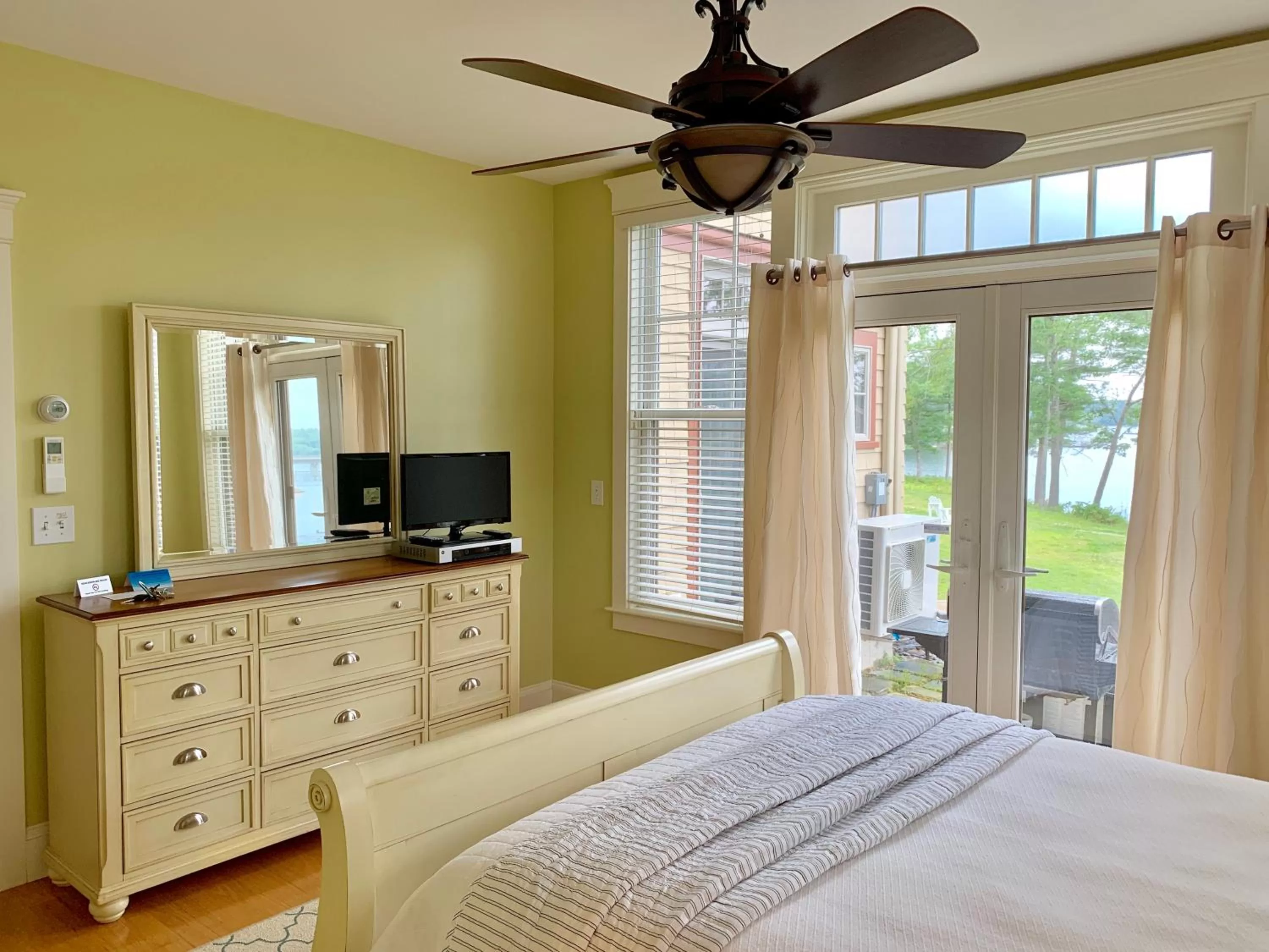 Bed in Sheepscot Harbour Village Resort