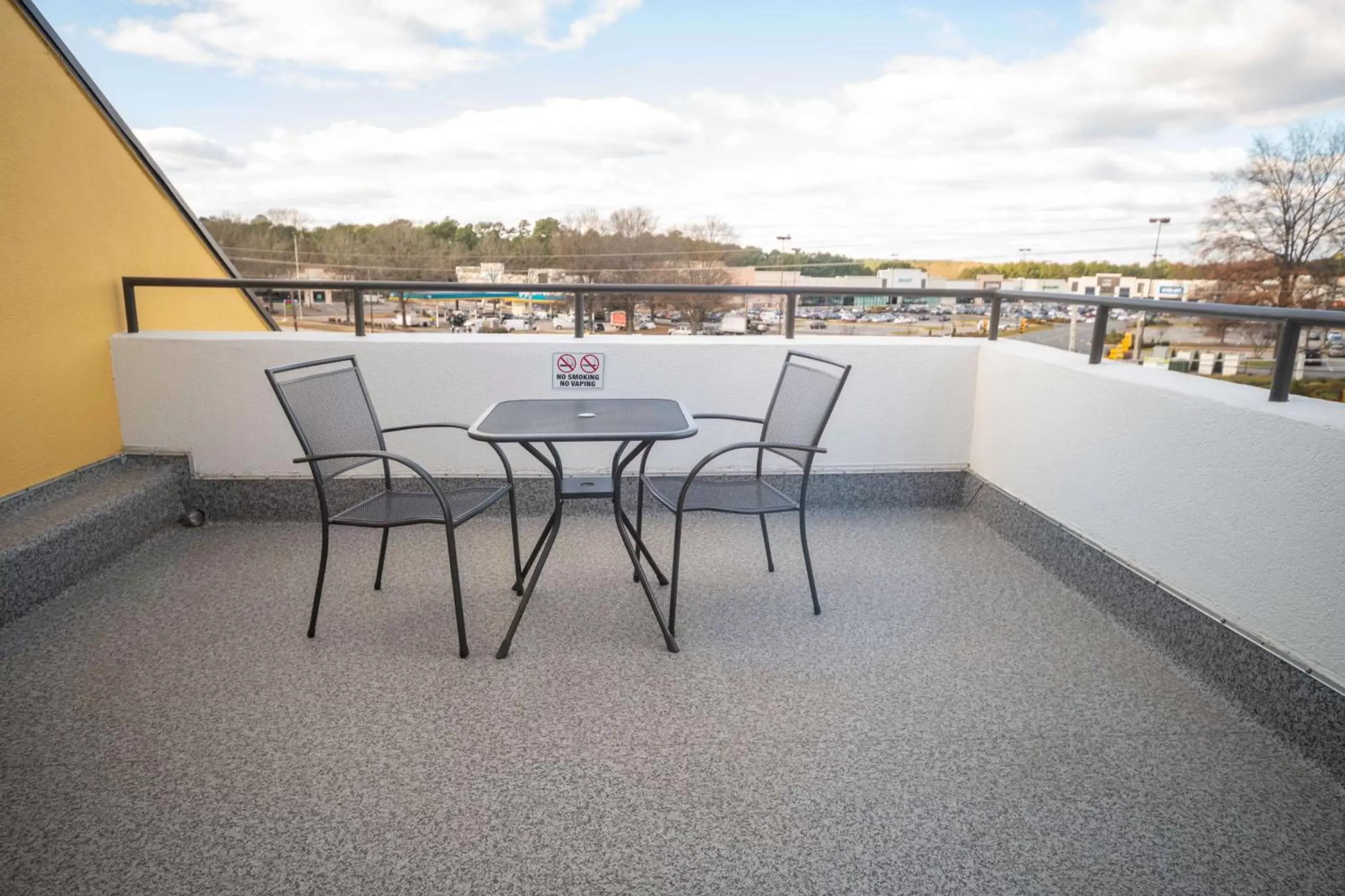 Photo of the whole room, Balcony/Terrace in Best Western Plus Raleigh Crabtree Valley Hotel