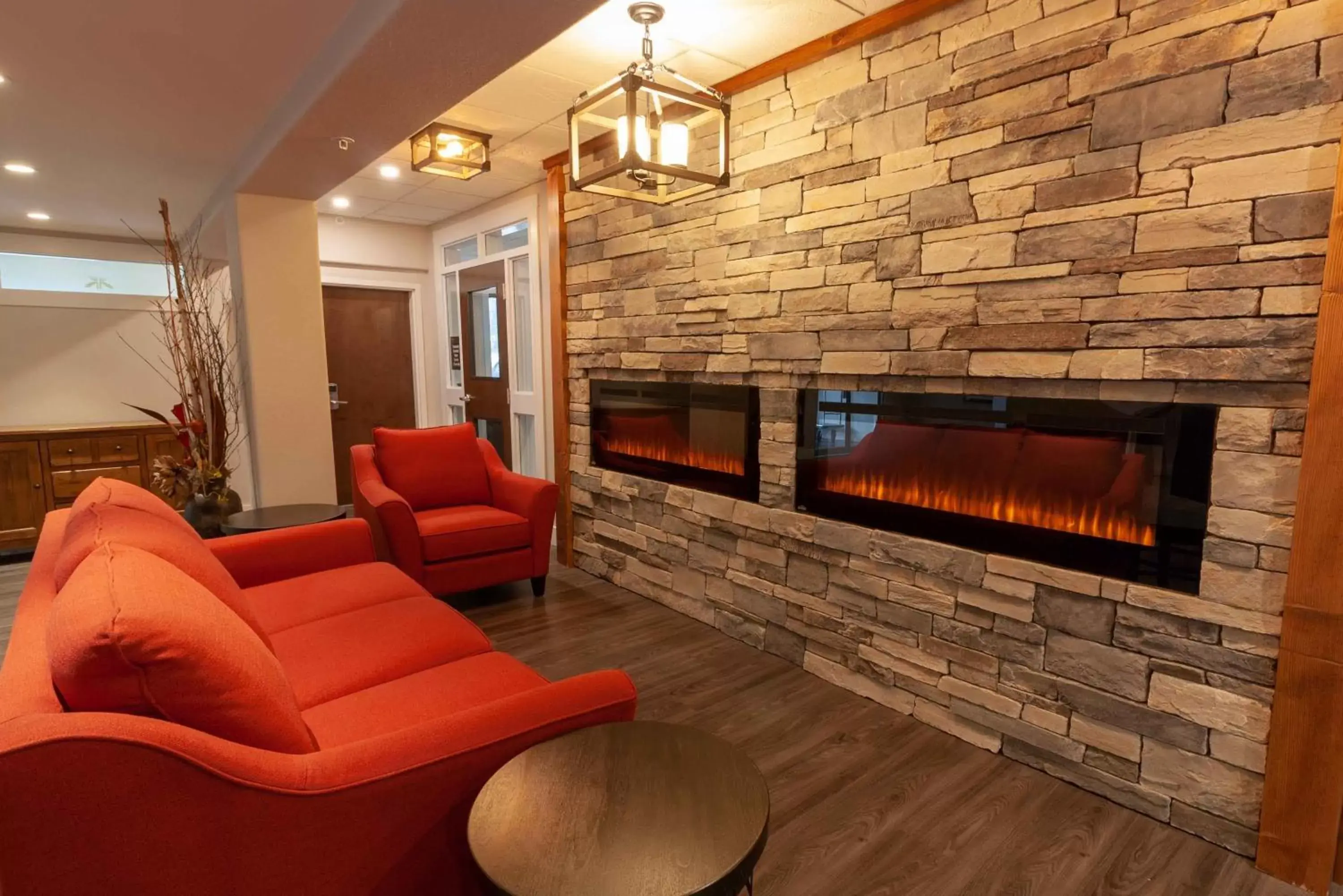 Facade/entrance, Seating Area in The Kanata Inns Invermere