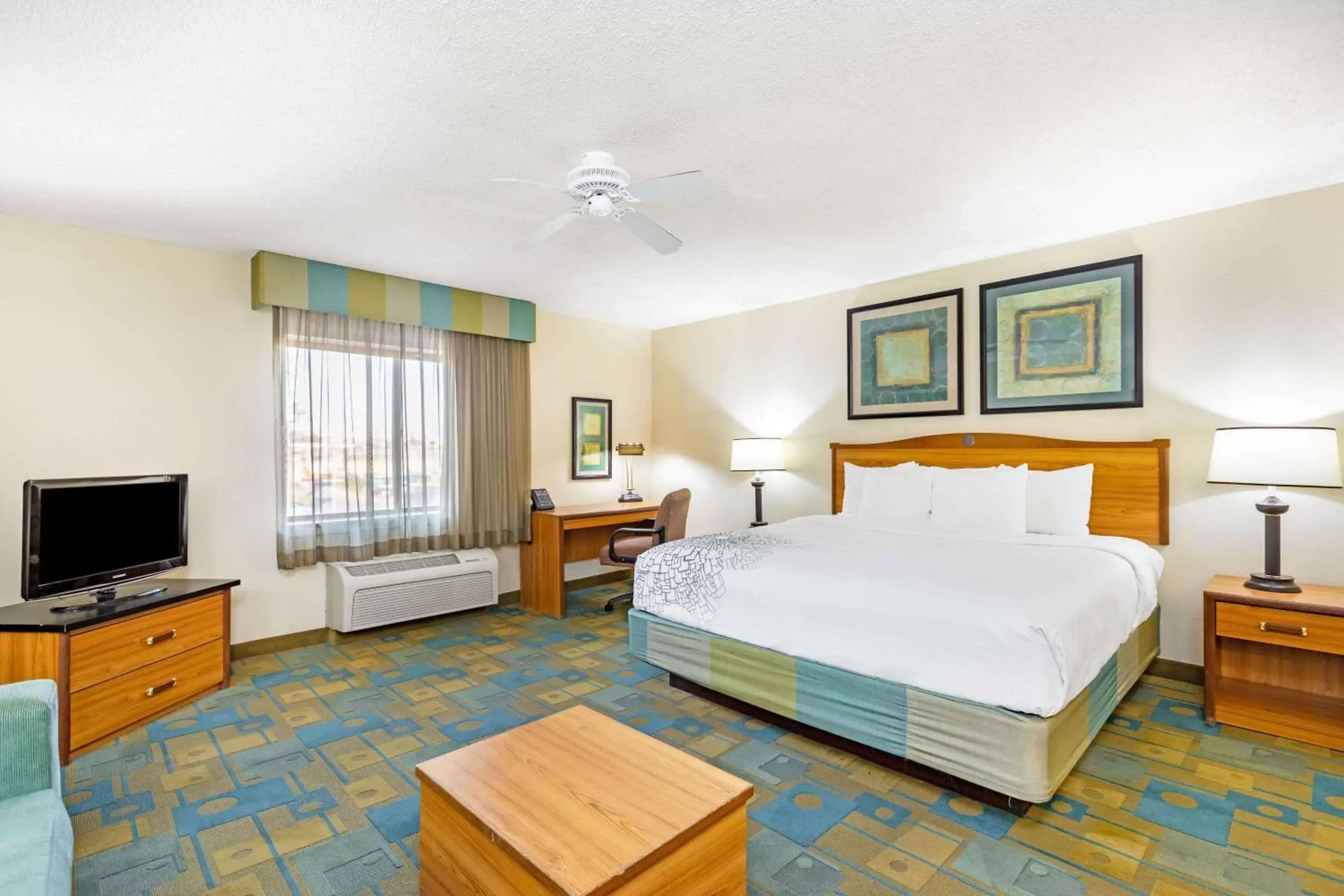 Photo of the whole room, Bed in La Quinta by Wyndham El Paso East