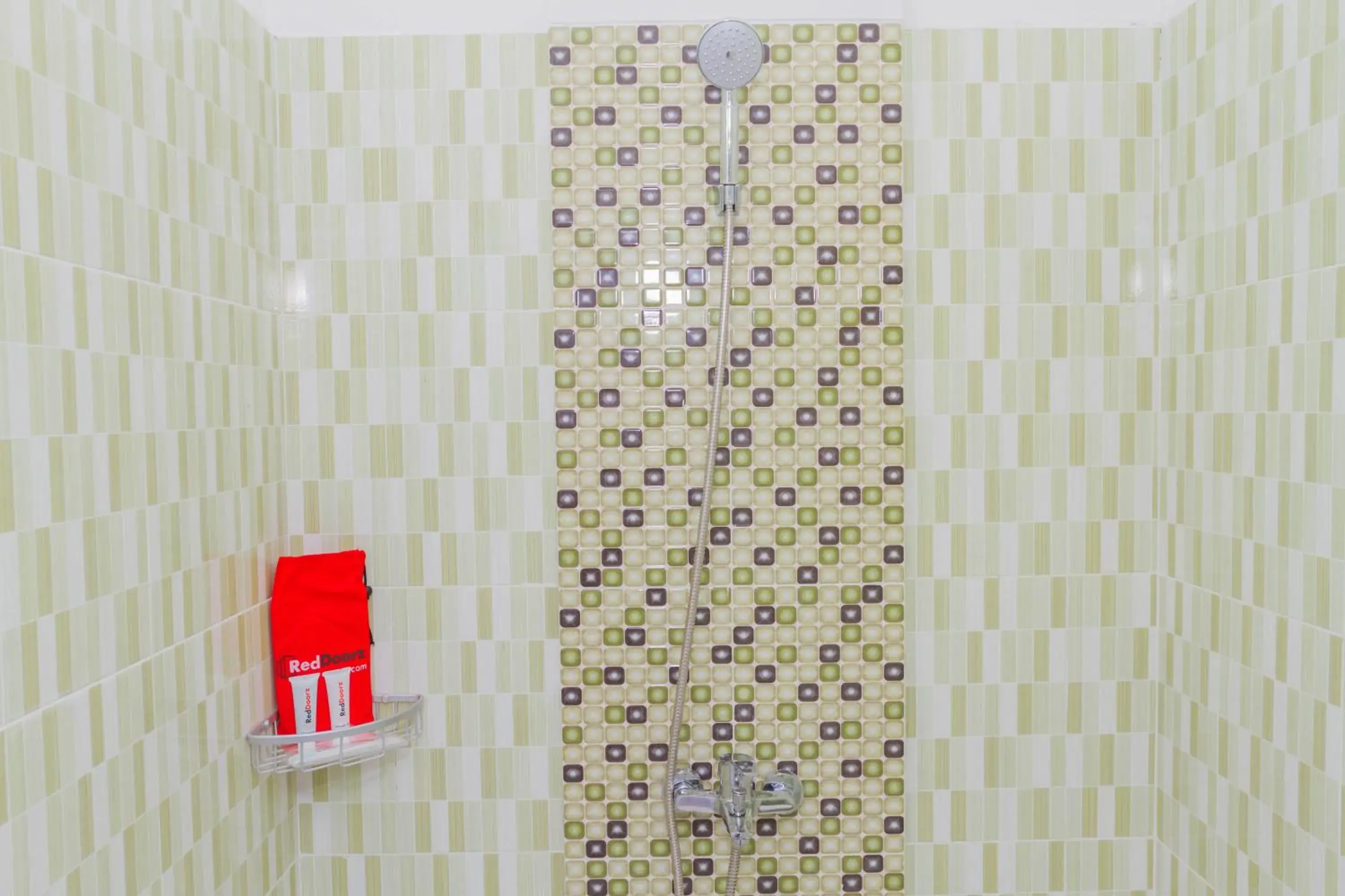 Bathroom in RedDoorz Plus @ Tuparev Cirebon 2