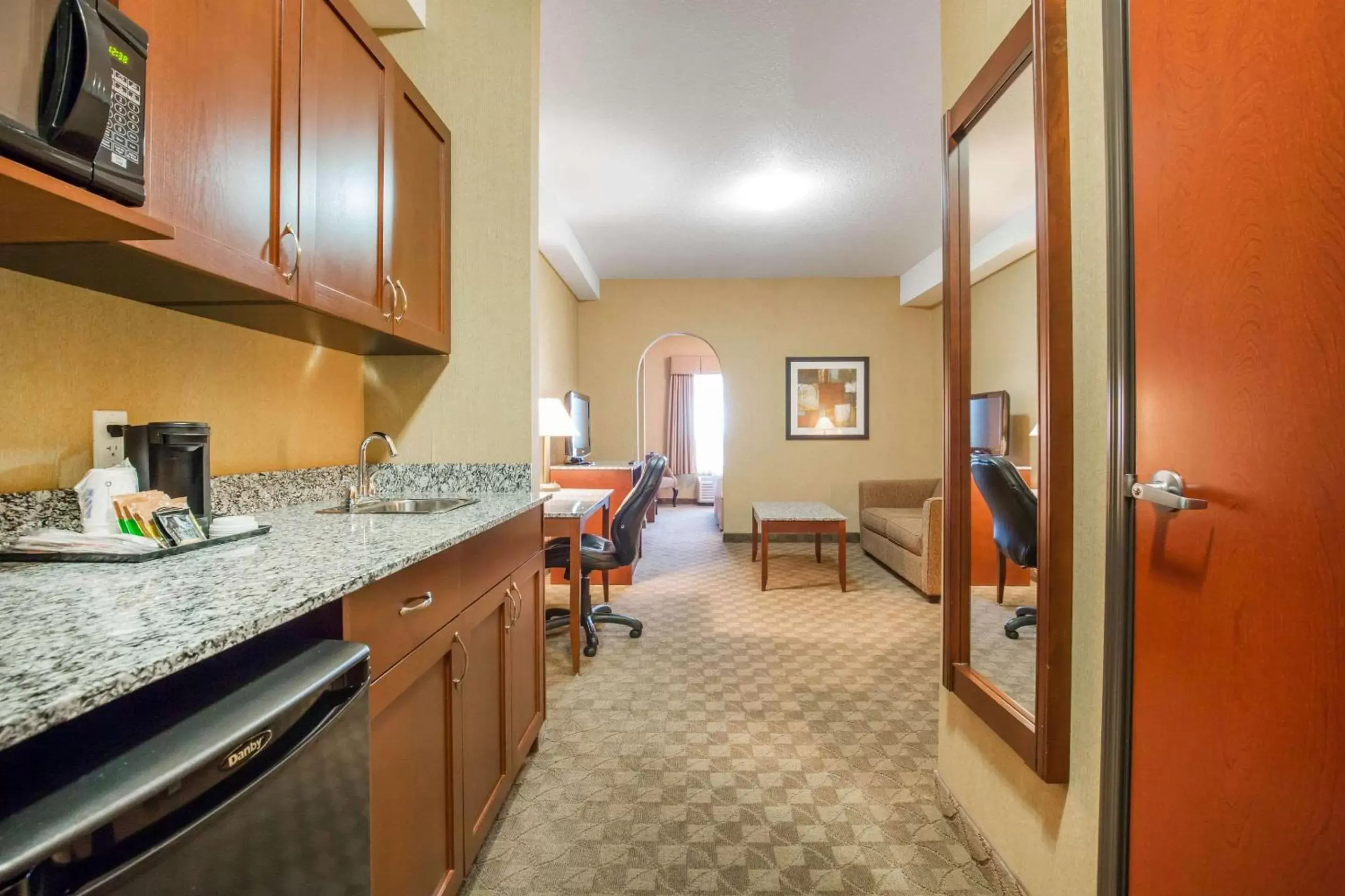 Photo of the whole room, Kitchen/Kitchenette in Comfort Inn & Suites Airdrie