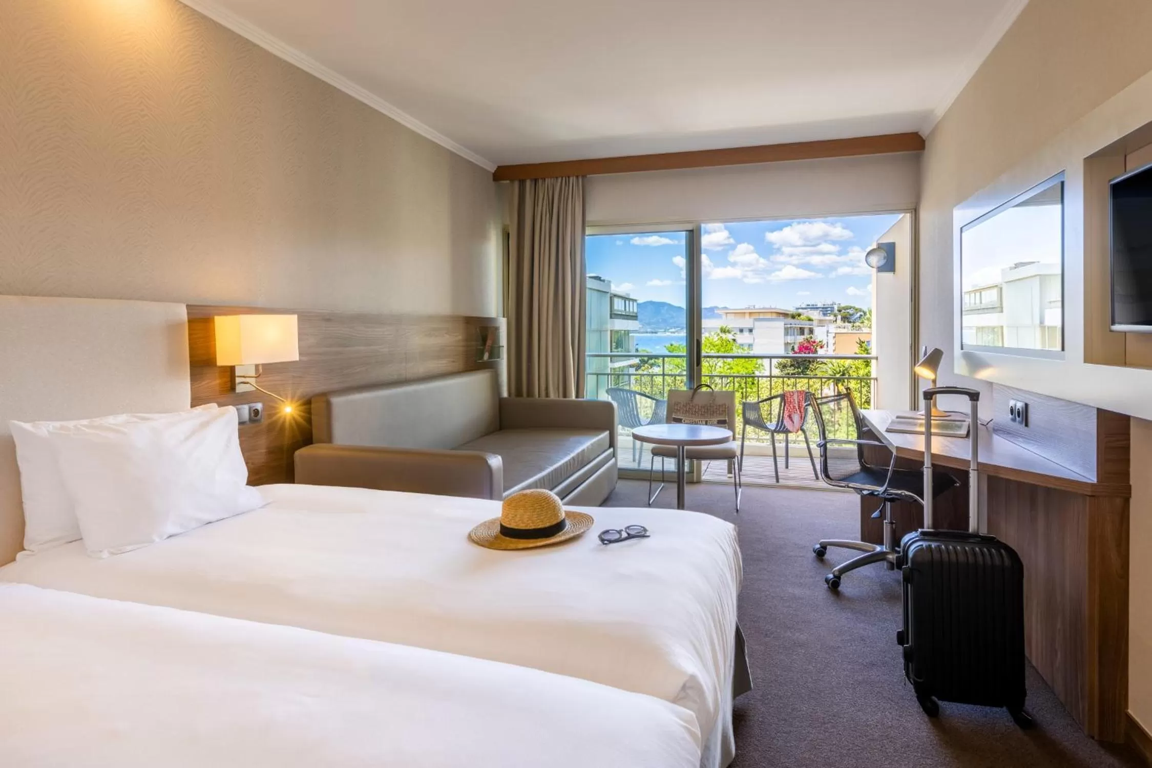 Bedroom in Luxotel Cannes