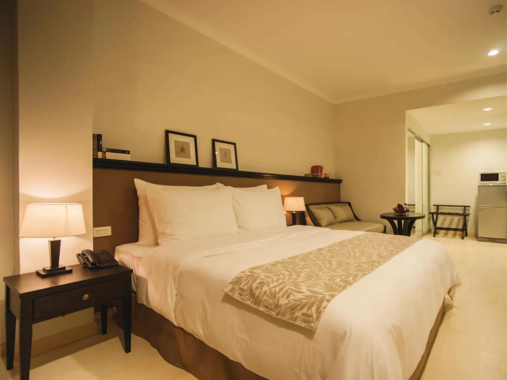 Bedroom in The Alcove Library Hotel