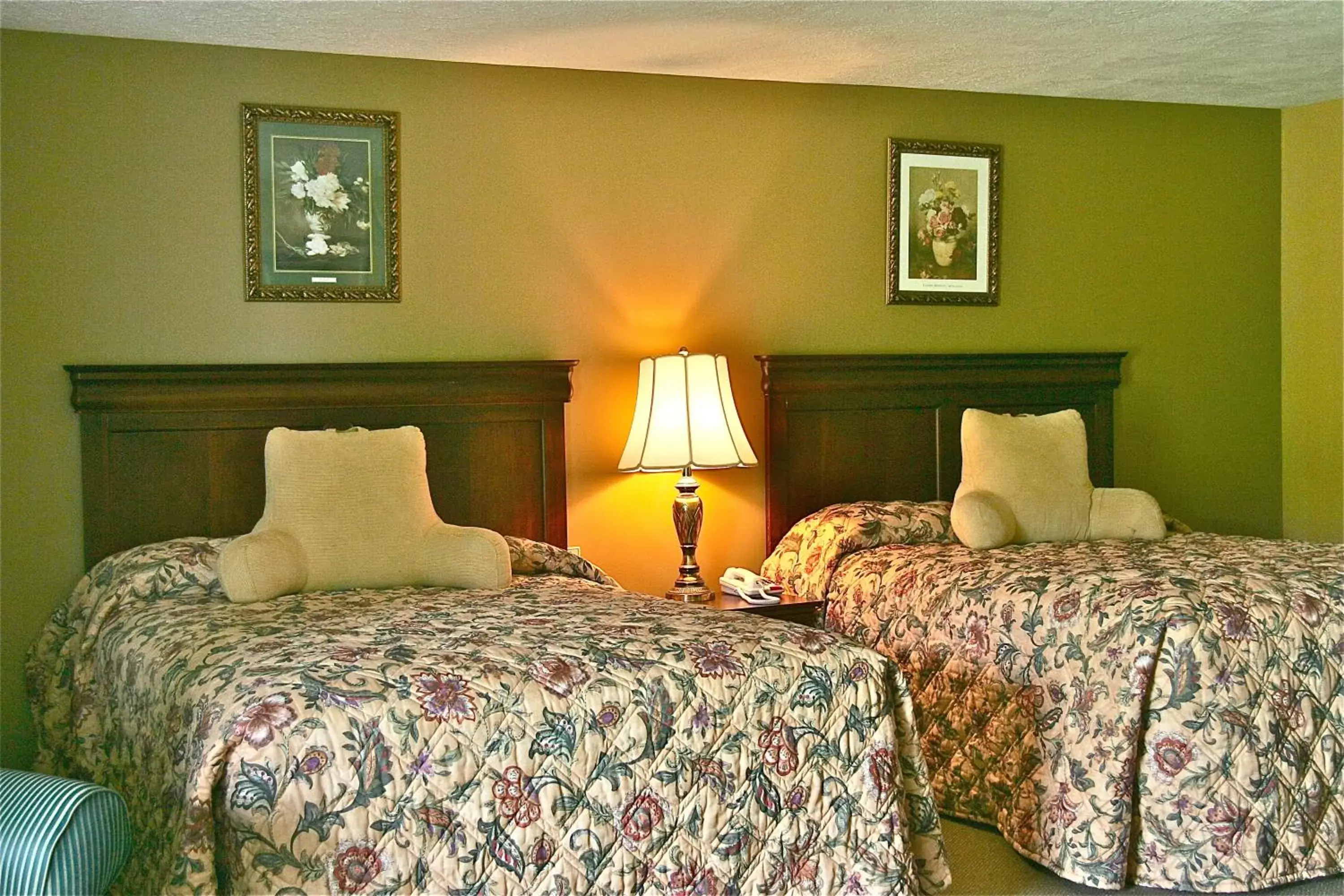 Photo of the whole room, Bed in Stone Fence Resort